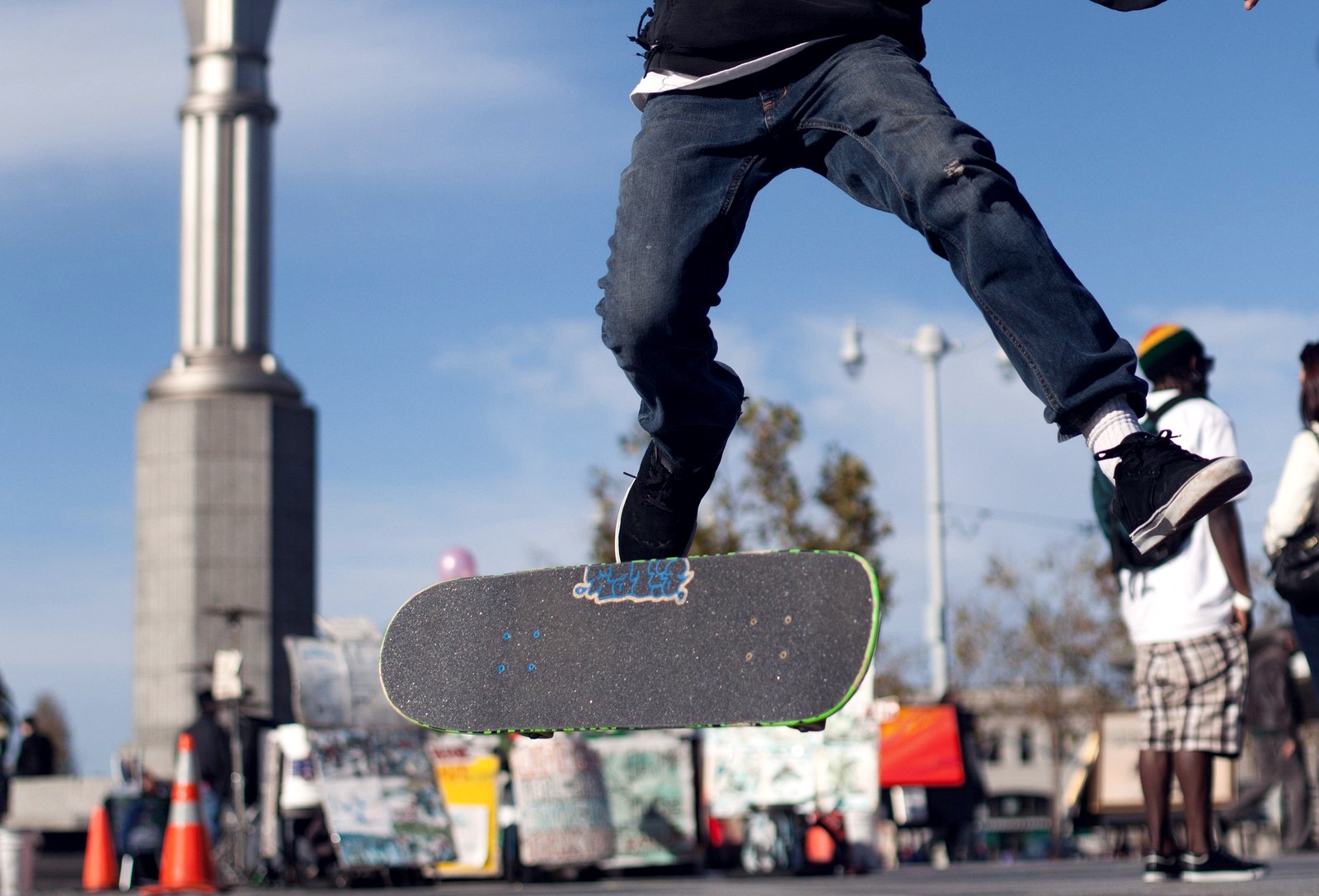 Chaussure de skate qui frotte le grip tape pendant un kickflip, la zone qui morfle en premier sur une Old Skool