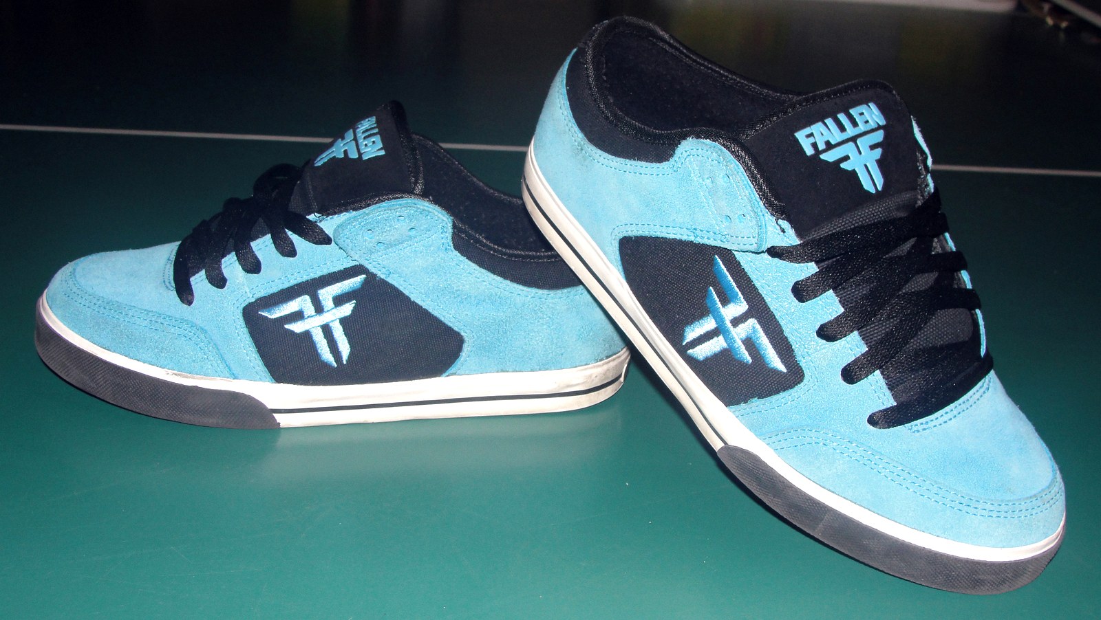 Paire de chaussures de skate en suède bleu à semelle cupsole