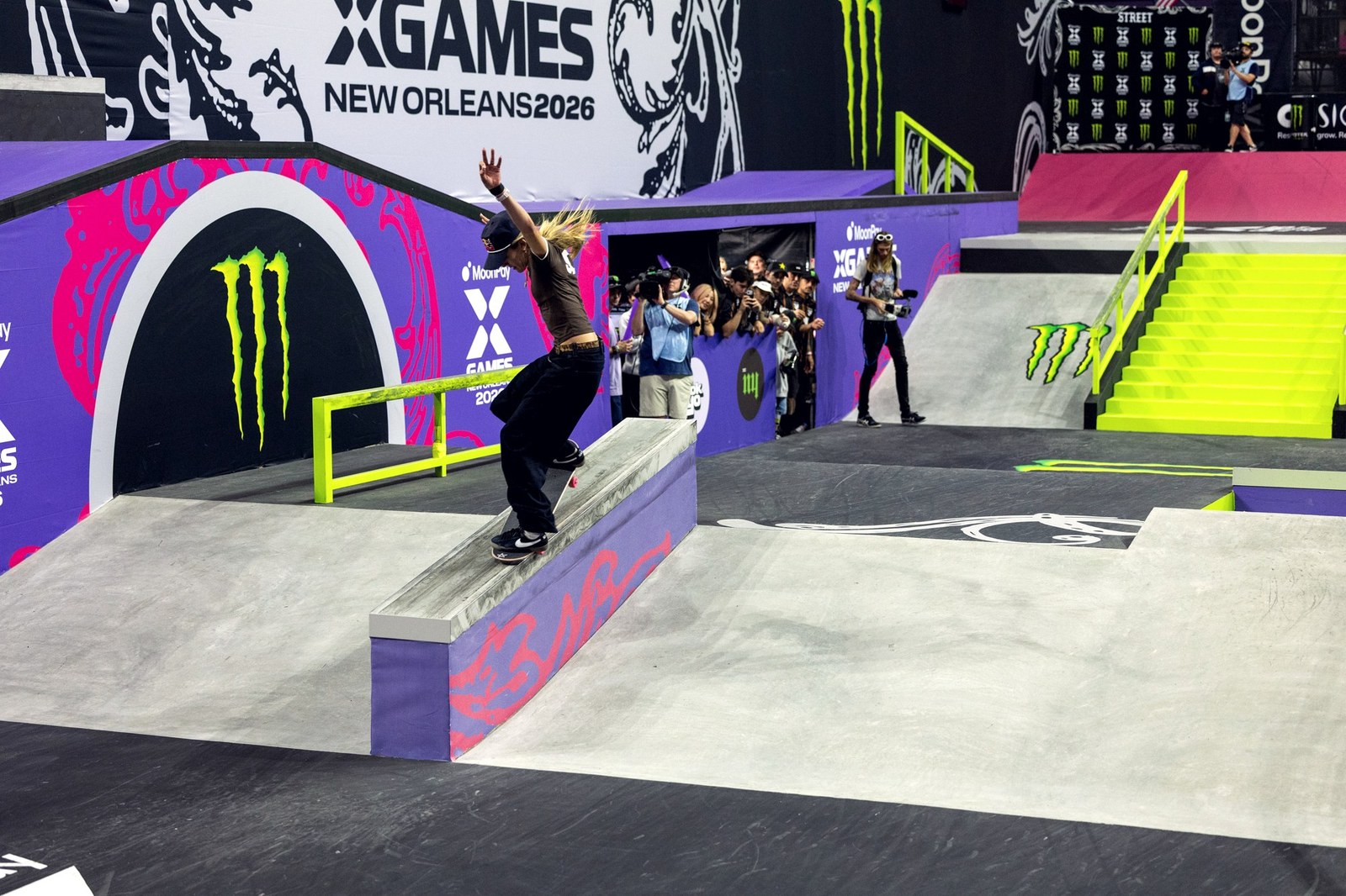 Chloe Covell en slide sur un ledge pendant la finale street des X Games de La Nouvelle-Orléans, le soir où les records de Bufoni sont tombés