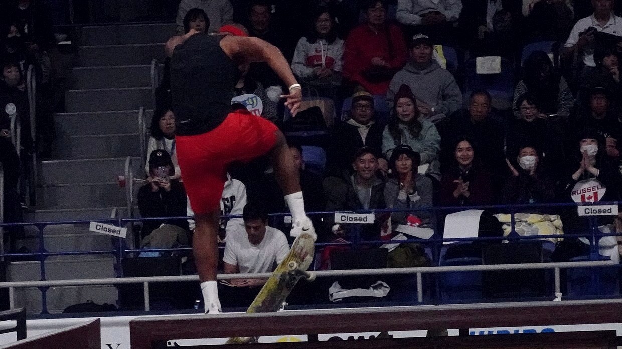 Cordano Russell en l'air au-dessus d'un ledge devant le public du championnat du monde de street de Tokyo