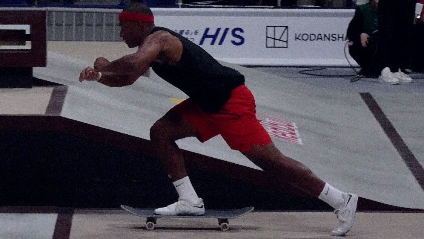 Cordano Russell pousse à pleine vitesse sur son skate au championnat du monde de street de Tokyo