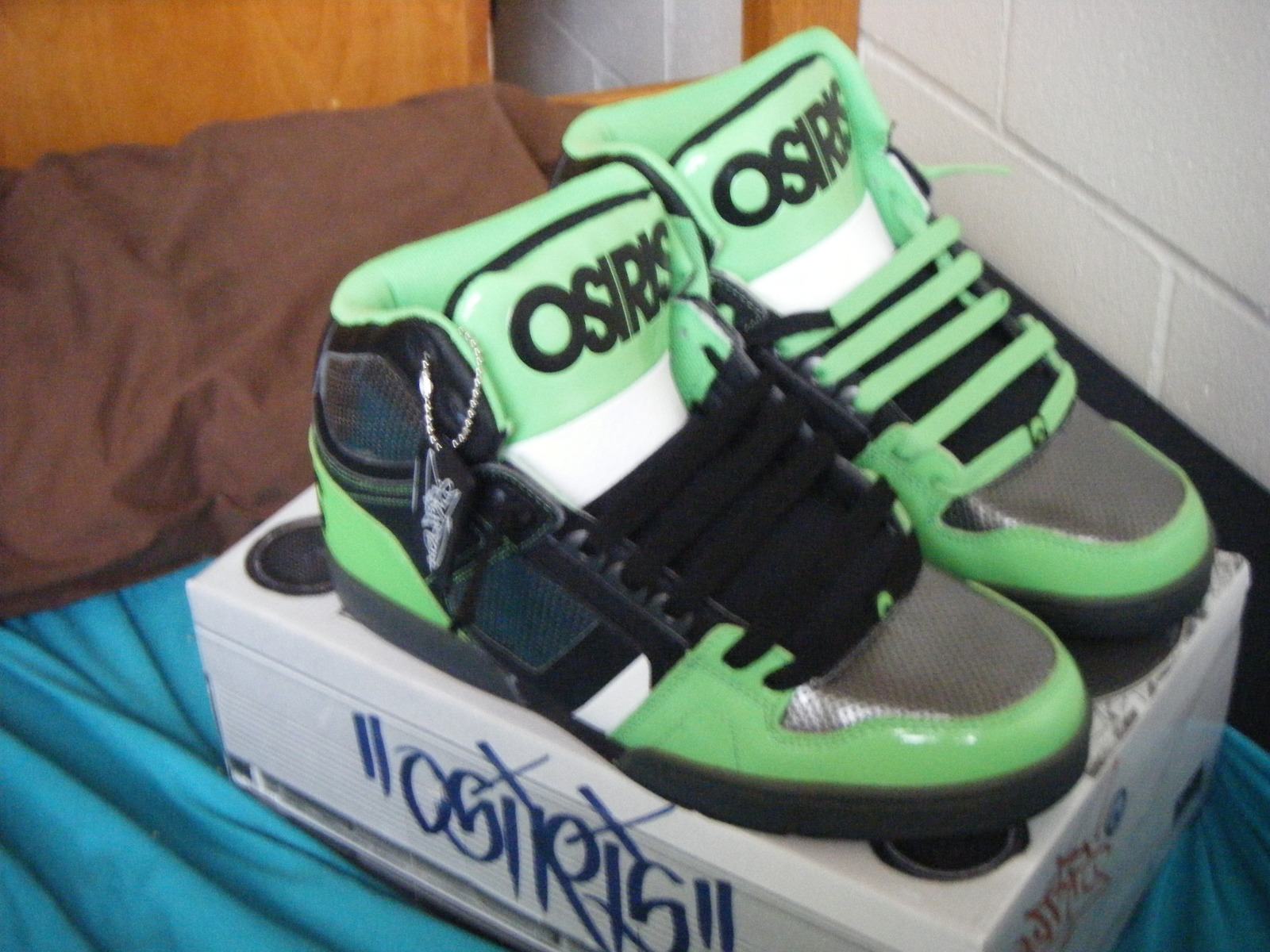 Une paire d'Osiris NYC 83, la chaussure de skate surdimensionnée des années 2000, sur sa boîte