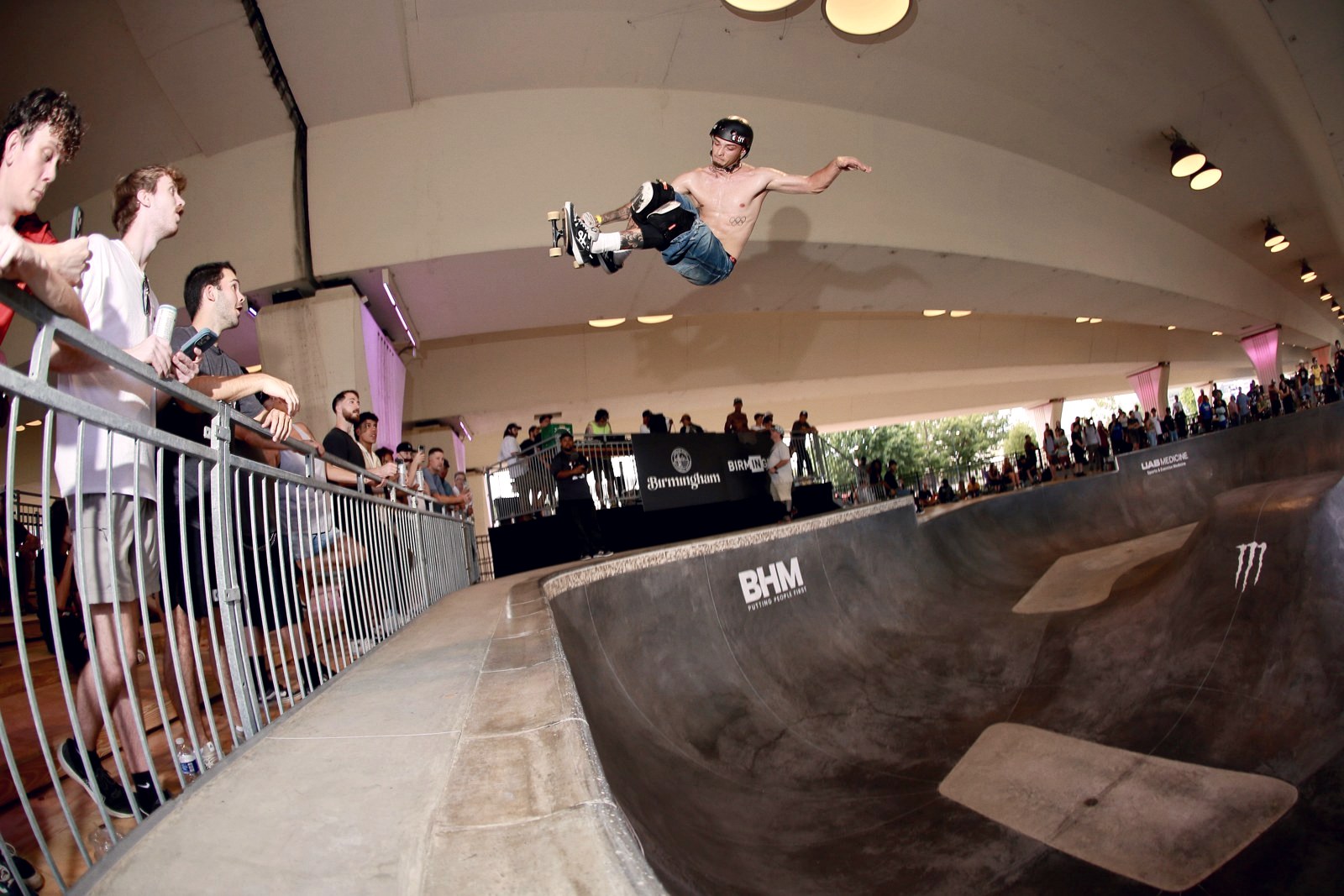 Skateur en air au-dessus du bowl du City Walk BHAM pendant le FISE Birmingham 2026