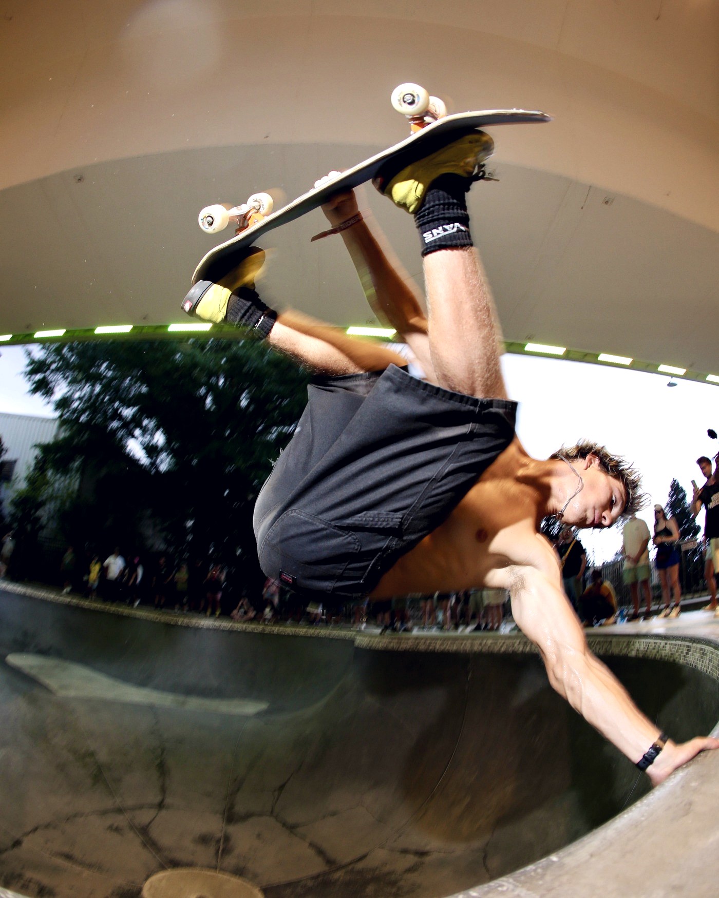Skateur en invert au-dessus du bowl du City Walk BHAM pendant le FISE Birmingham 2026, épreuve skate