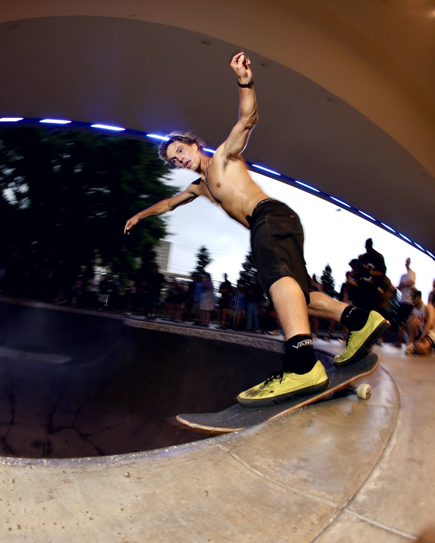 Skateur en carve dans le bowl éclairé du City Walk BHAM lors des finales skate du FISE Birmingham 2026