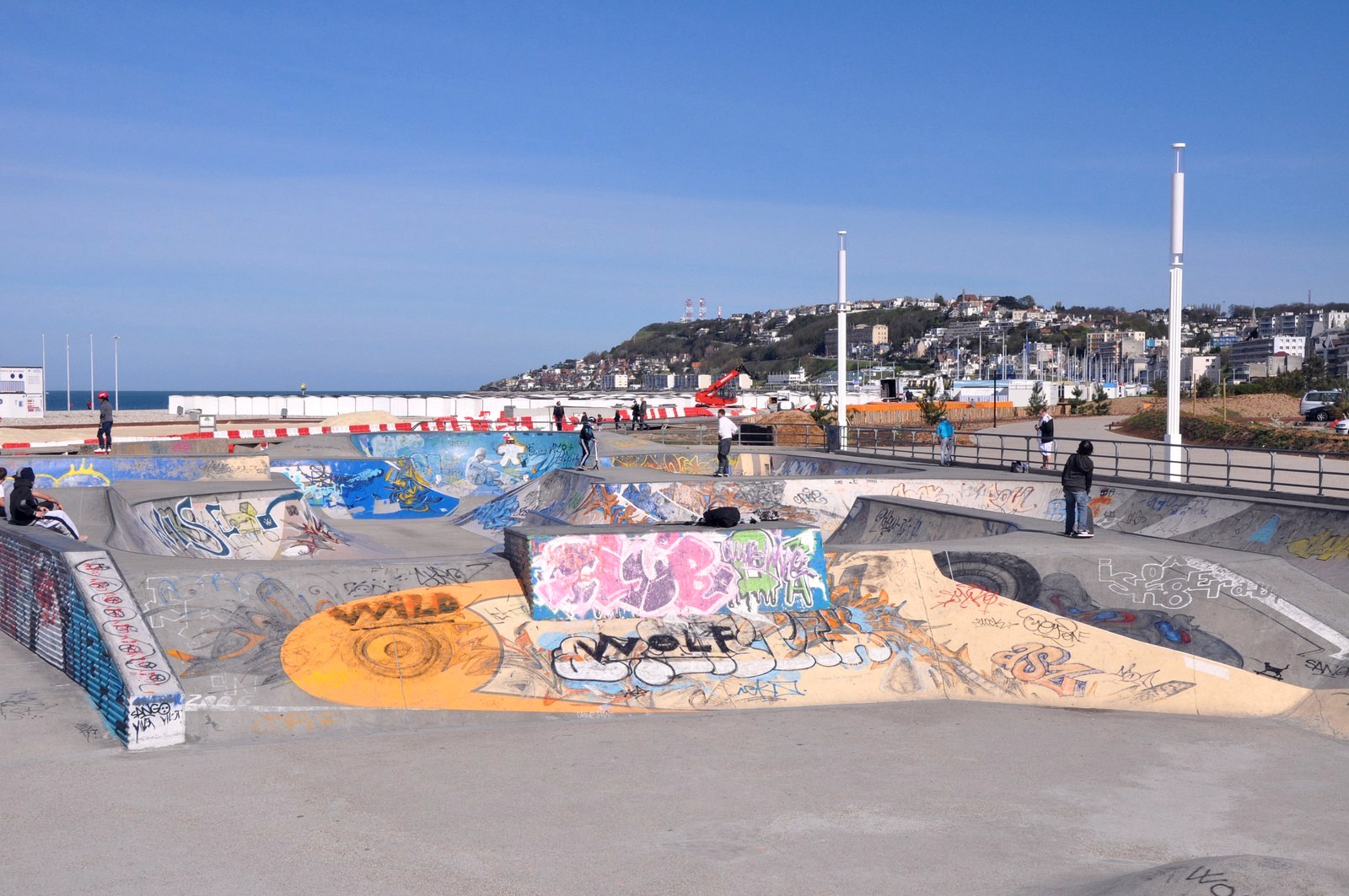 Le bowl du skatepark de la plage au Havre, bassins béton graffés face à la mer