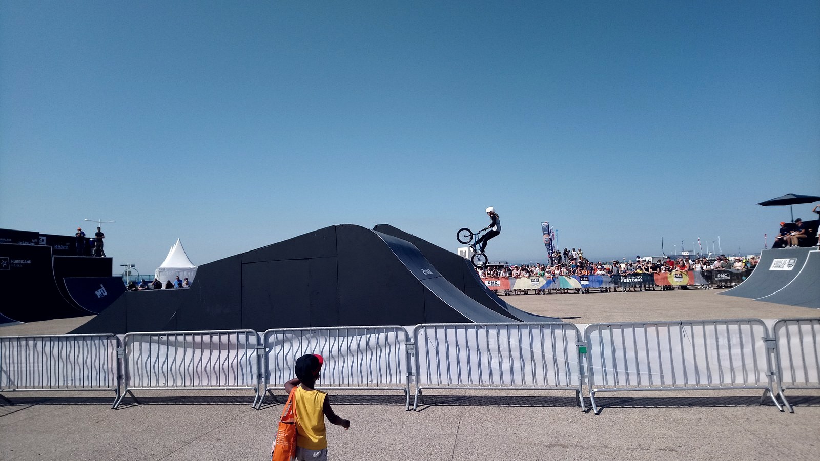 Public derrière les barrières du FISE au Havre, esplanade du front de mer, entrée libre