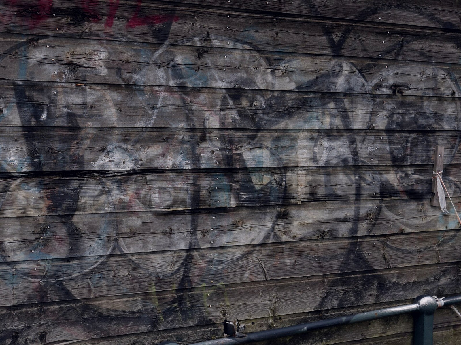 Tags de graffiti délavés sur du bois usé, l esthétique que la Vans Old Skool 36 Souvenir copie du sac Chanel