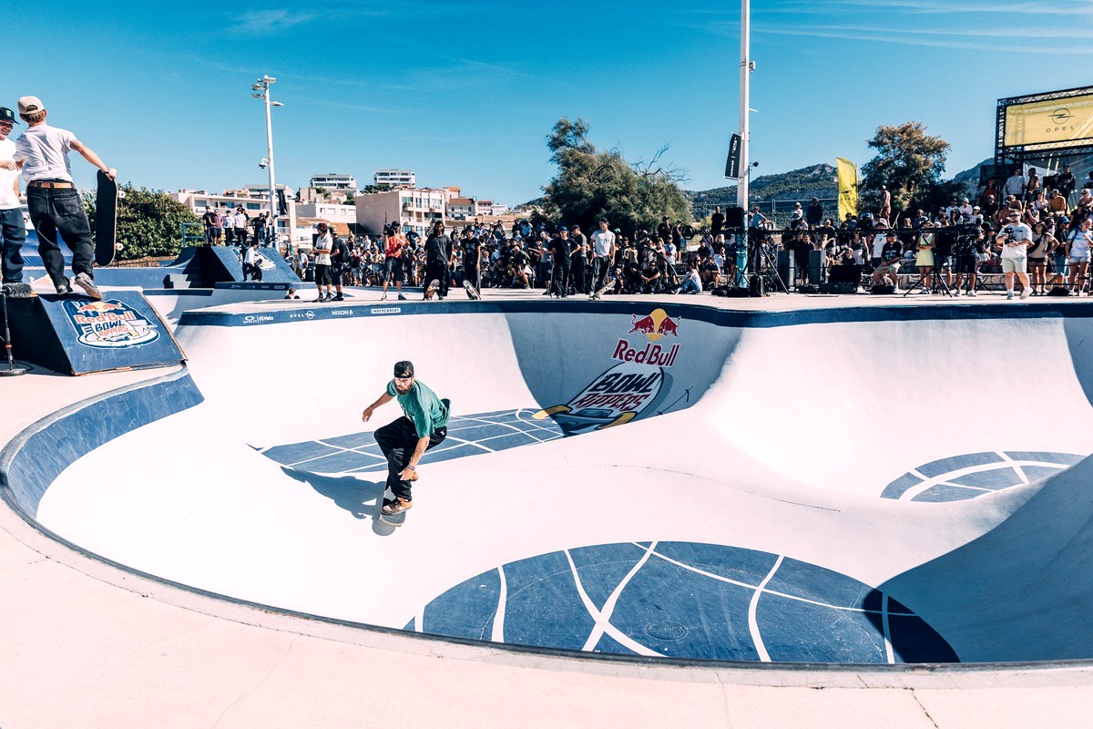 Greyson Fletcher descend la paroi du bowl du Prado devant les tribunes pleines au Red Bull Bowl Rippers 2026