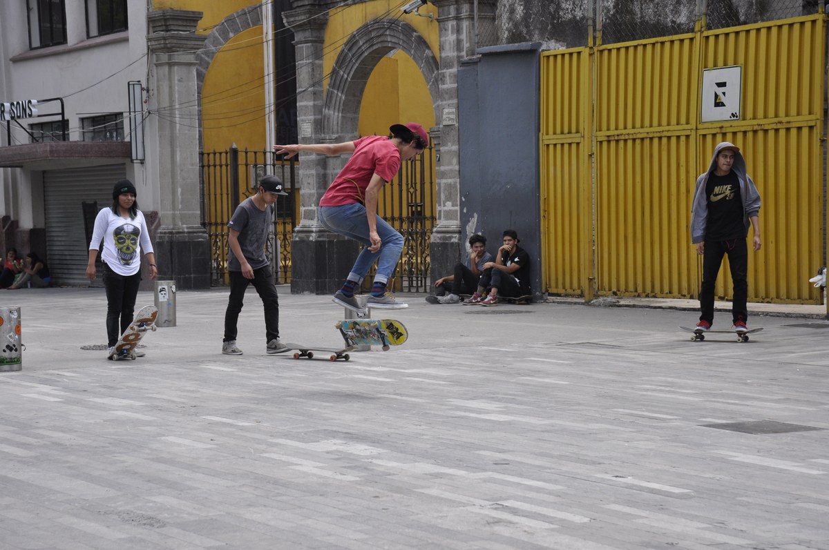 Skateur qui pope un flip trick à plat, planche droite sous les pieds — l&rsquo;inverse du board qui part en biais