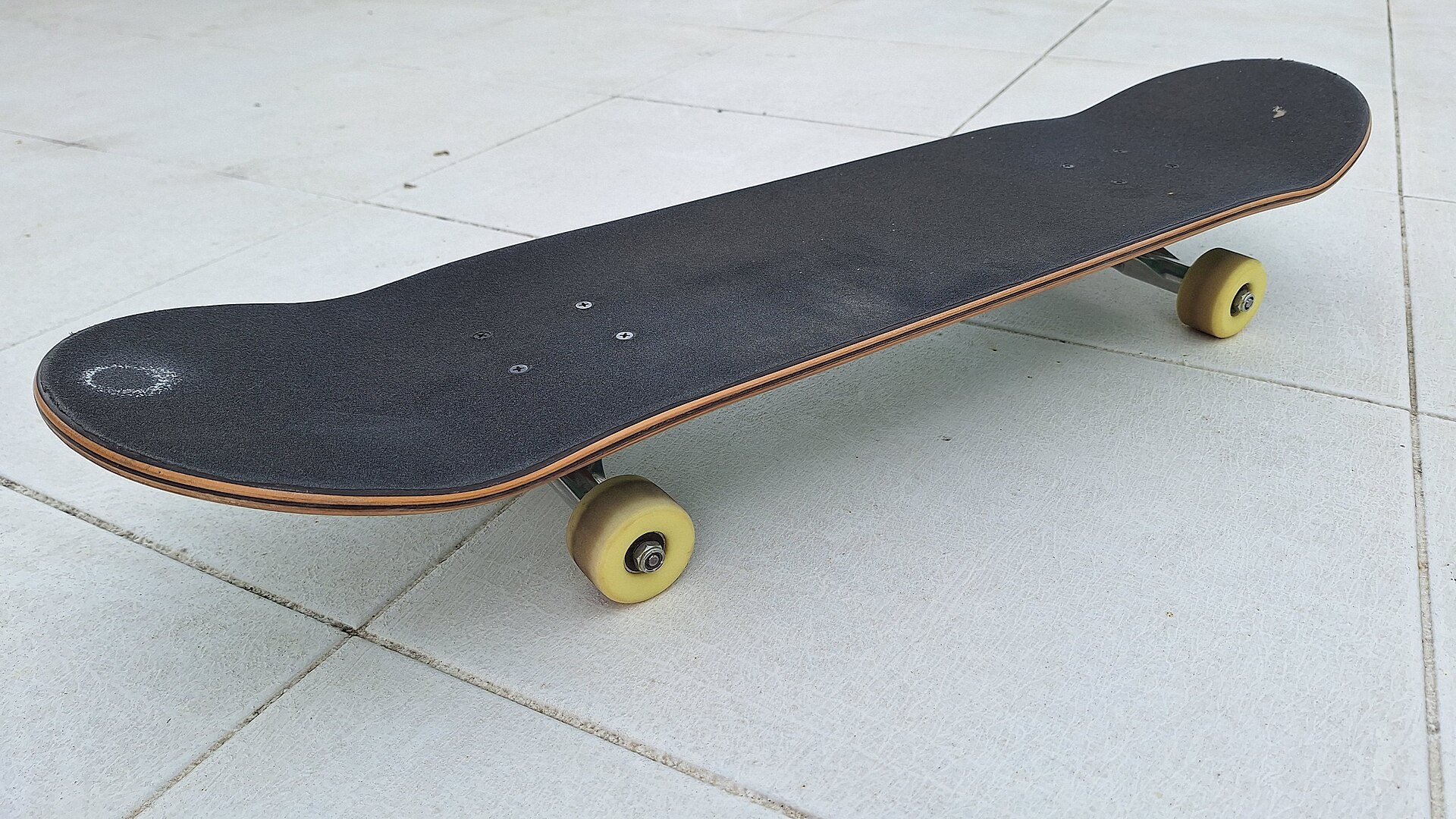 Grip tape noir sur une planche de skate : le papier de verre qui rend le verdict, matériau par matériau