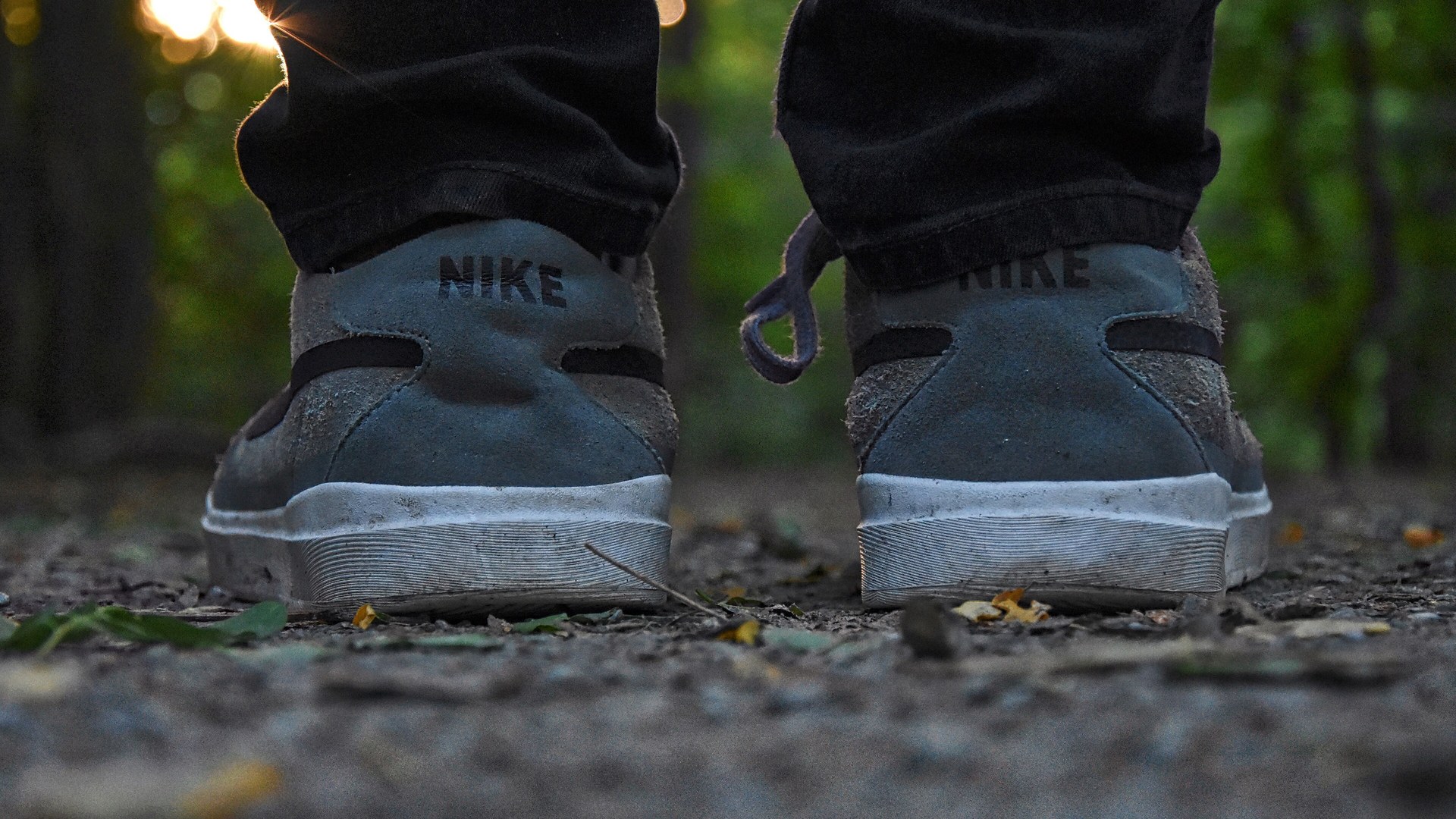Chaussures de skate en daim usées par le grip et semelle vulcanisée : la paire que tu prends à la place pour vraiment skater