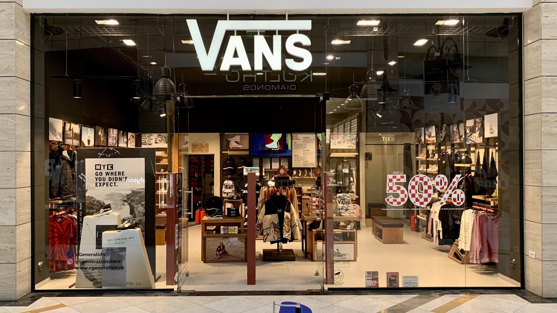 Boutique Vans et ses murs de coloris : le revendeur où acheter la Navy le jour de sa date de sortie