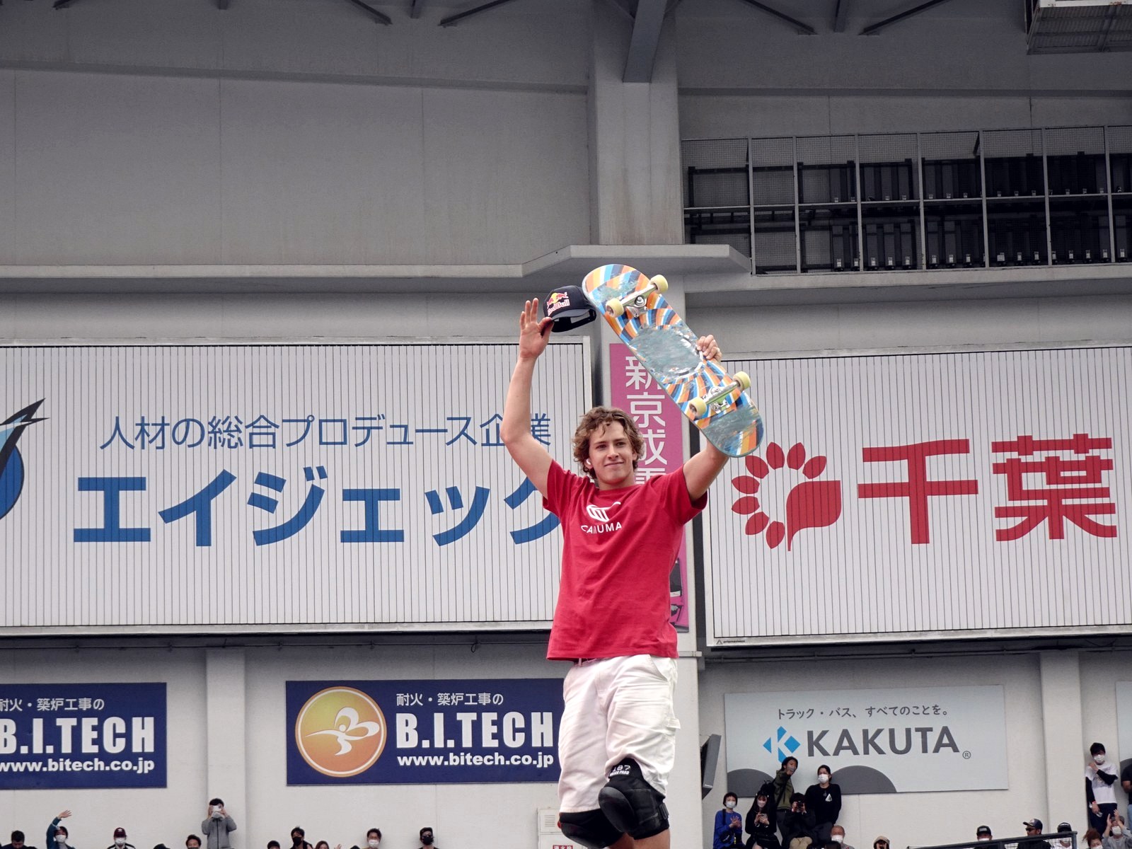 Jagger Eaton lève sa planche à bout de bras devant le public après la finale park des X Games Chiba 2022