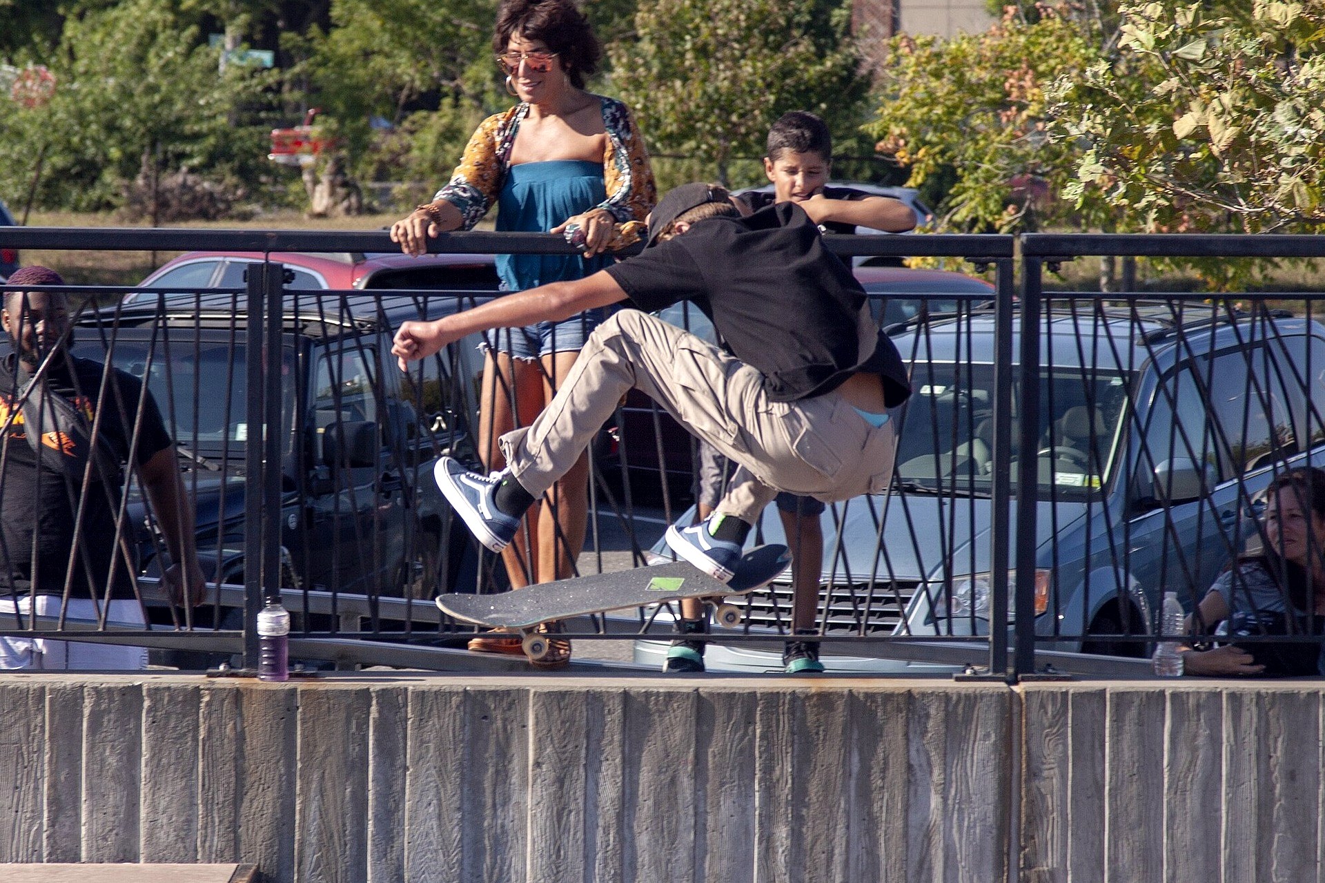 Skateur en contest engageant un flip trick devant le public, corps déjà ouvert dans la rotation