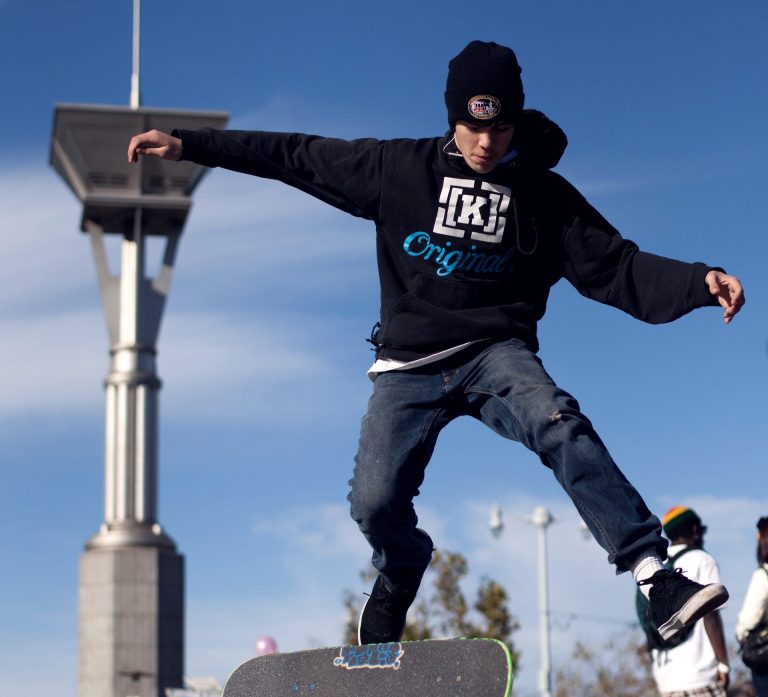 Kickflip backside : 180° et un flip d&rsquo;un coup — lequel des deux part en premier ?