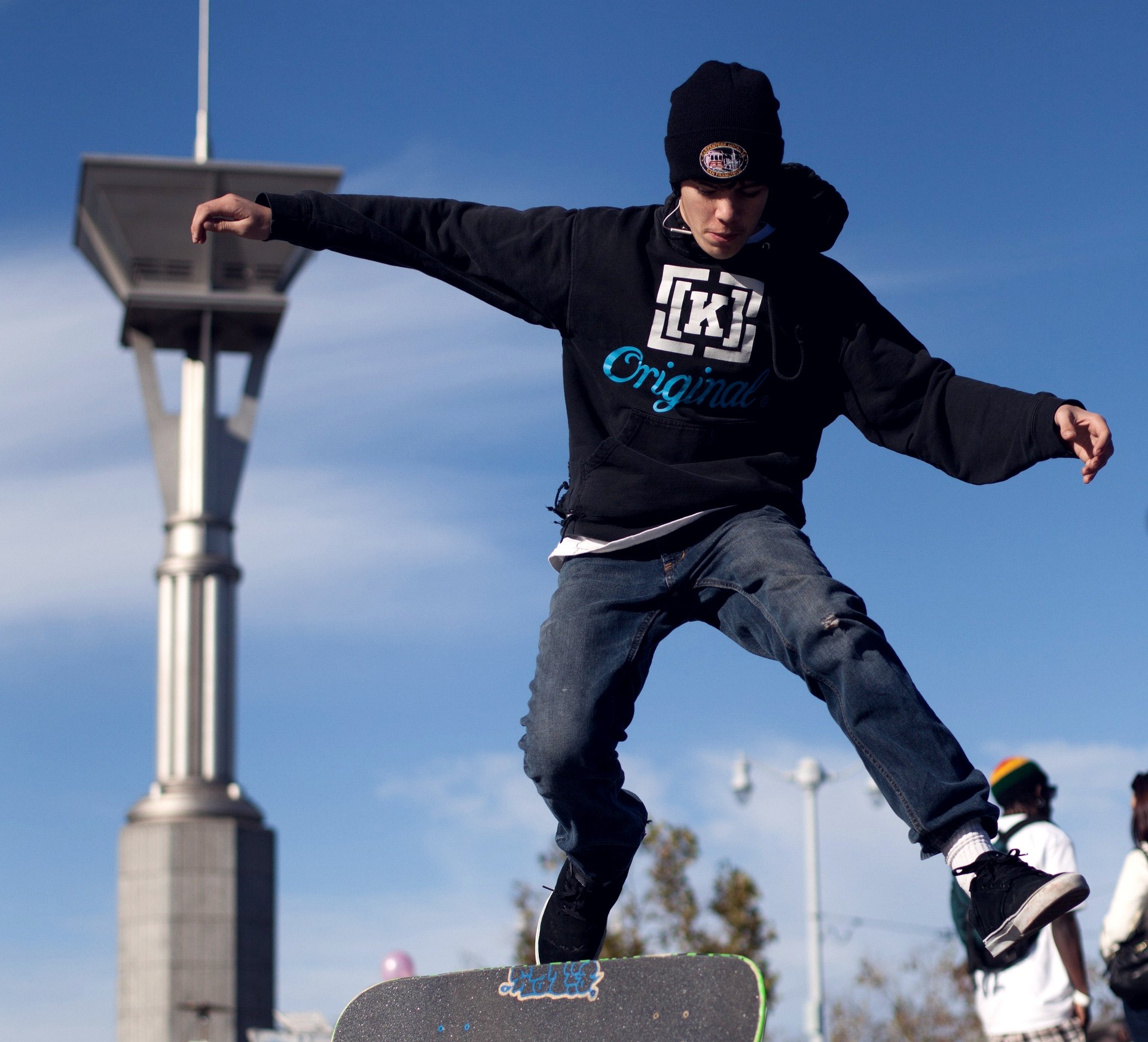Kickflip backside : 180° et un flip d&rsquo;un coup — lequel des deux part en premier ?