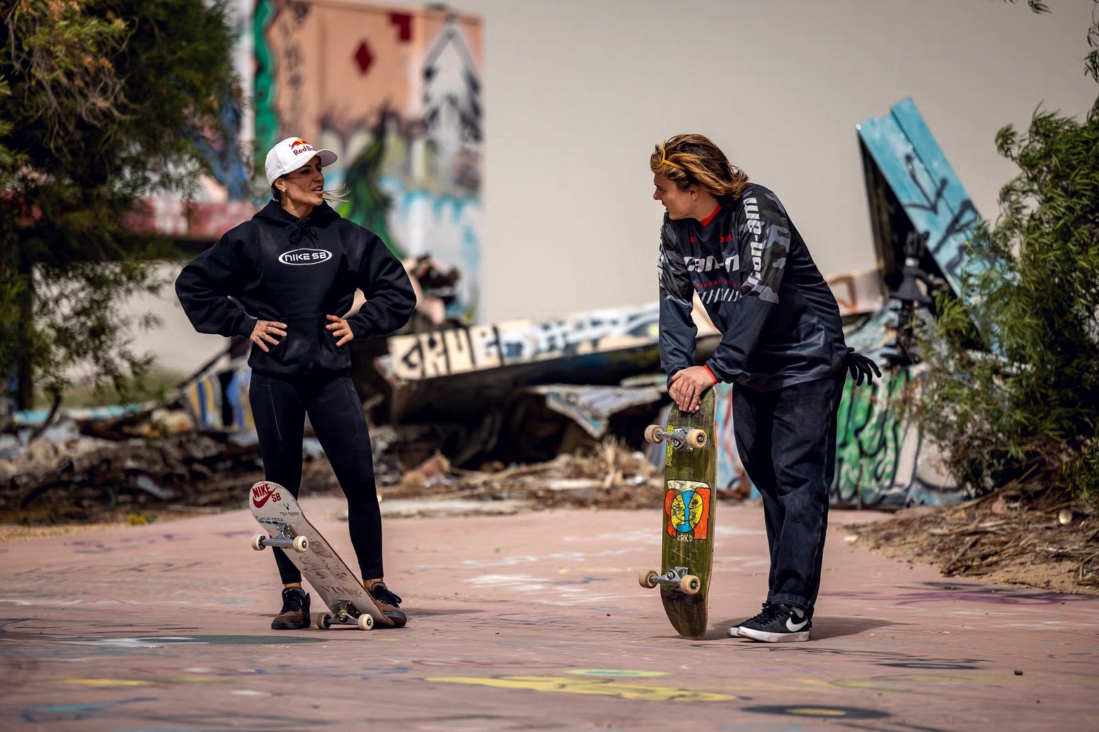 Leticia Bufoni, casquette Red Bull et sweat Nike SB, planche au pied sur un spot abandonné du désert californien