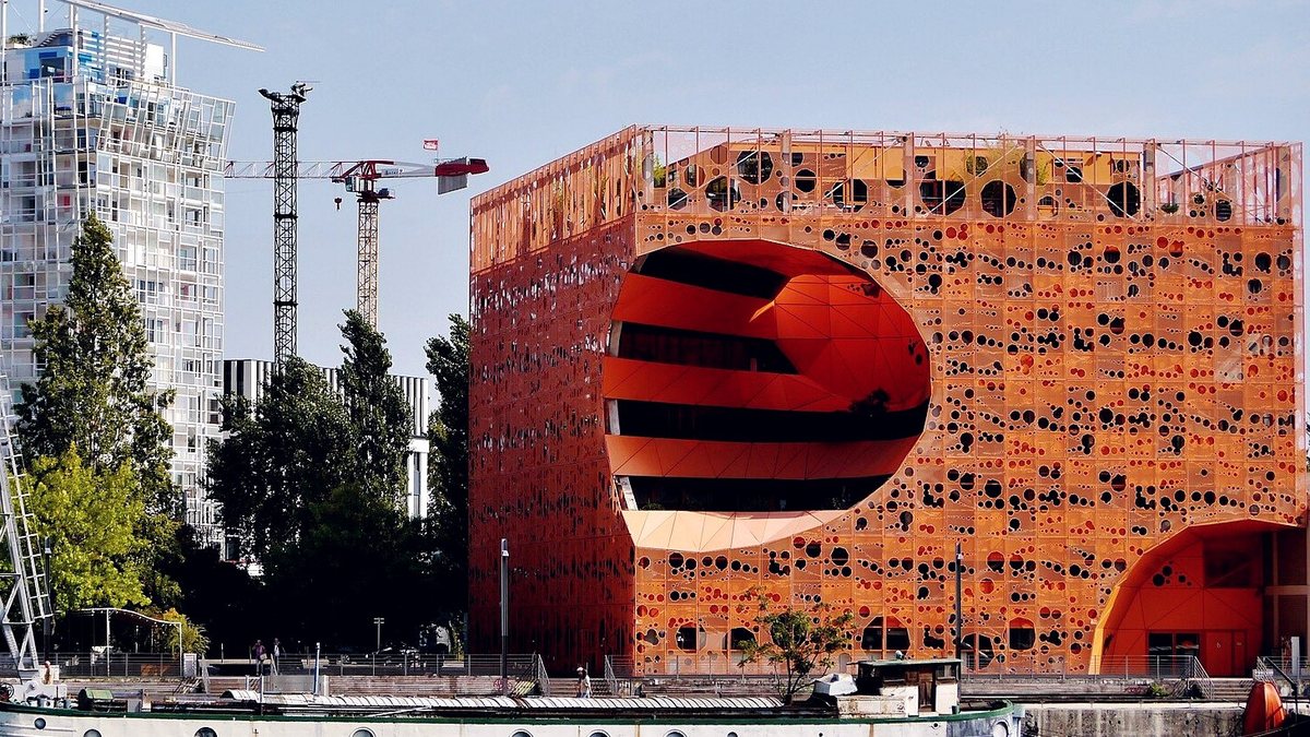 Le Cube Orange sur le quai Rambaud, les esplanades du quartier Confluence à Lyon et leurs dalles béton