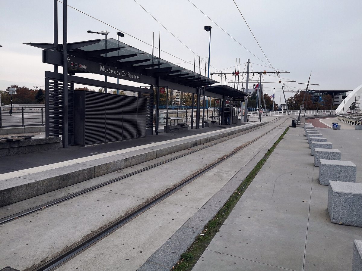 Station de tram T1 Musée des Confluences à Lyon, l’accès au skatepark de Confluence avant d’y aller