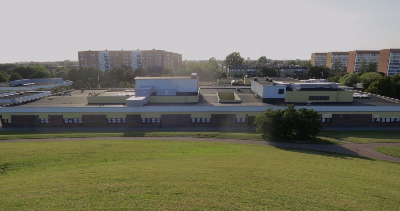 Le quartier de Kroksbäck à Malmö, ses barres d'immeubles et son école, où la ville a construit un bowl