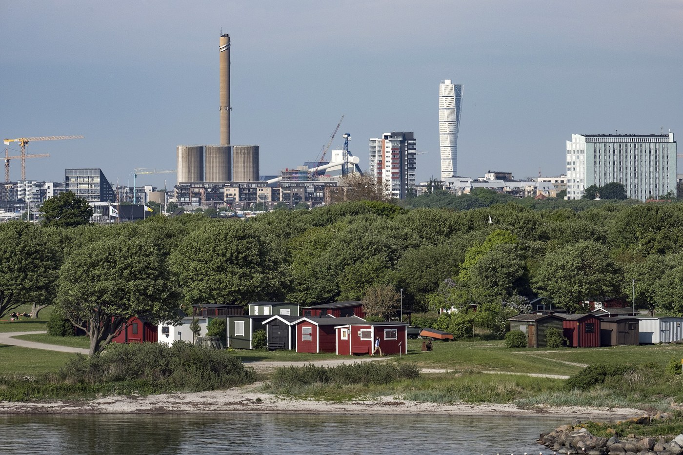 La plage de Sibbarp à Limhamn, sud de Malmö, avec le Turning Torso au loin