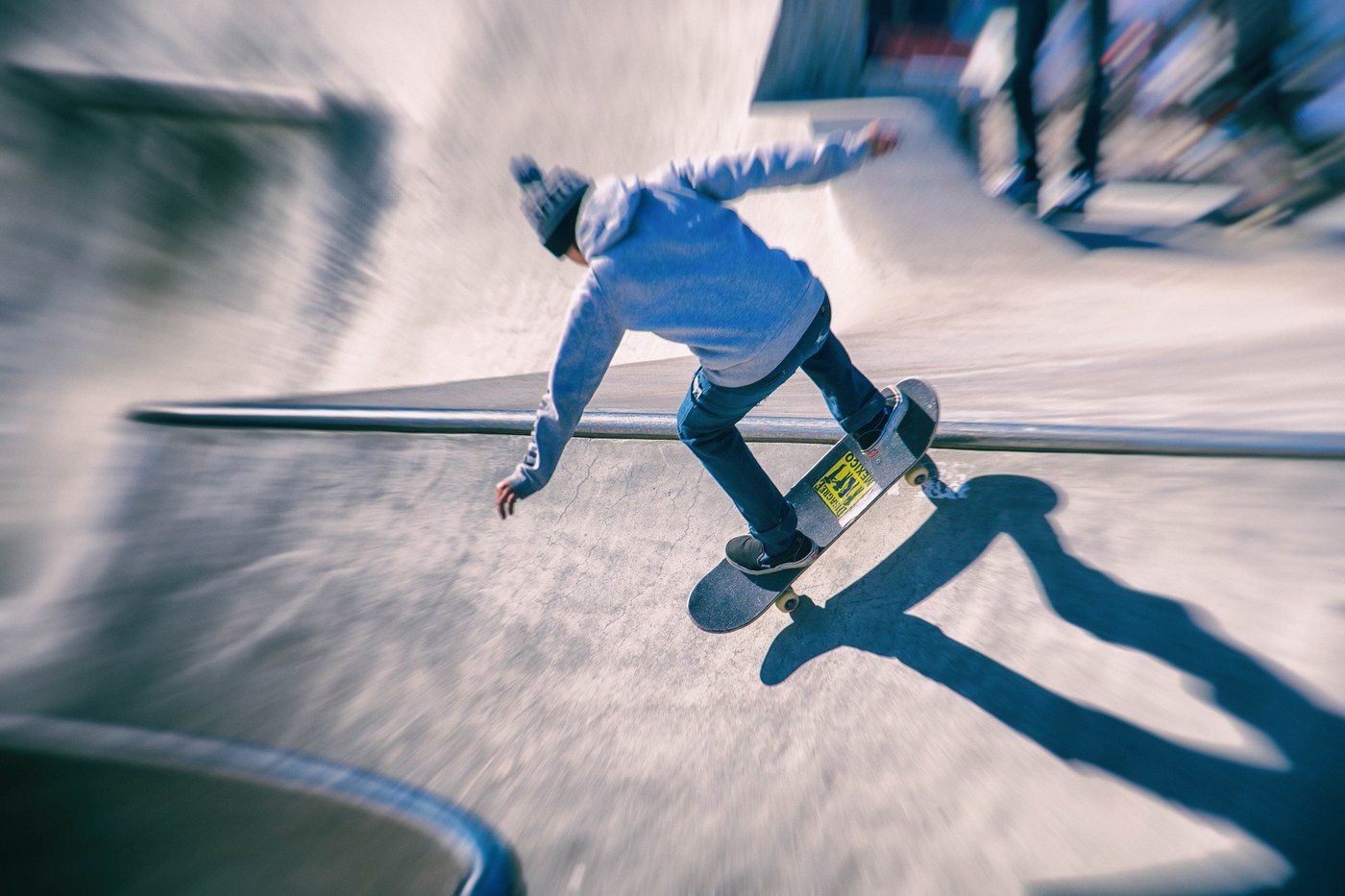 Skateur lancé dans le bowl de Stapelbäddsparken à Malmö, filé de vitesse sur le coping