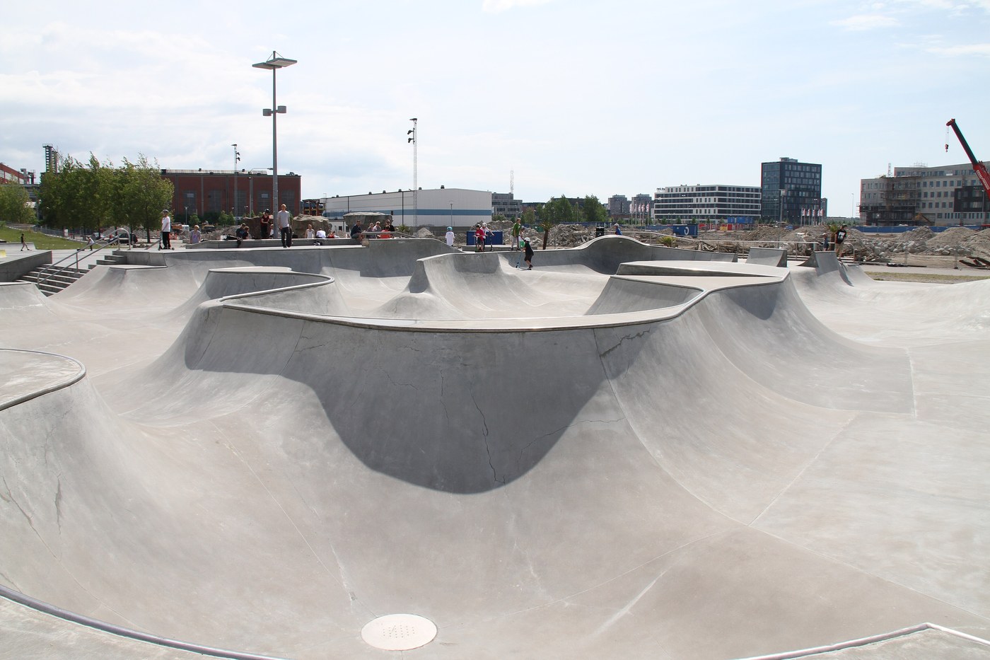 Fissures visibles dans le béton du bowl de Stapelbäddsparken, quinze ans après sa construction