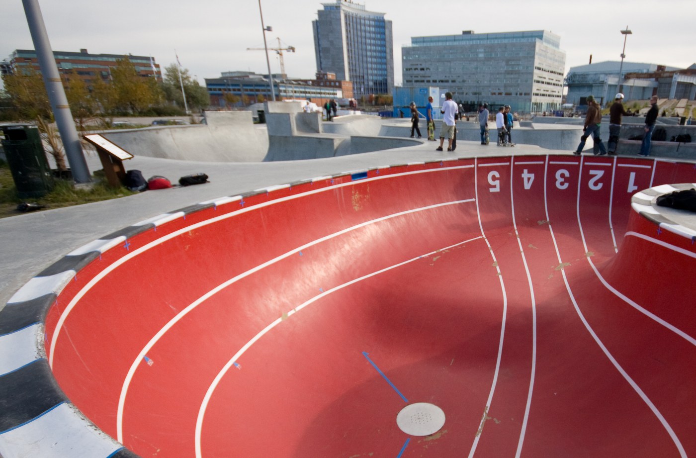 Le bowl rouge de Stapelbäddsparken à Malmö, peint en piste d'athlétisme avec ses couloirs numérotés