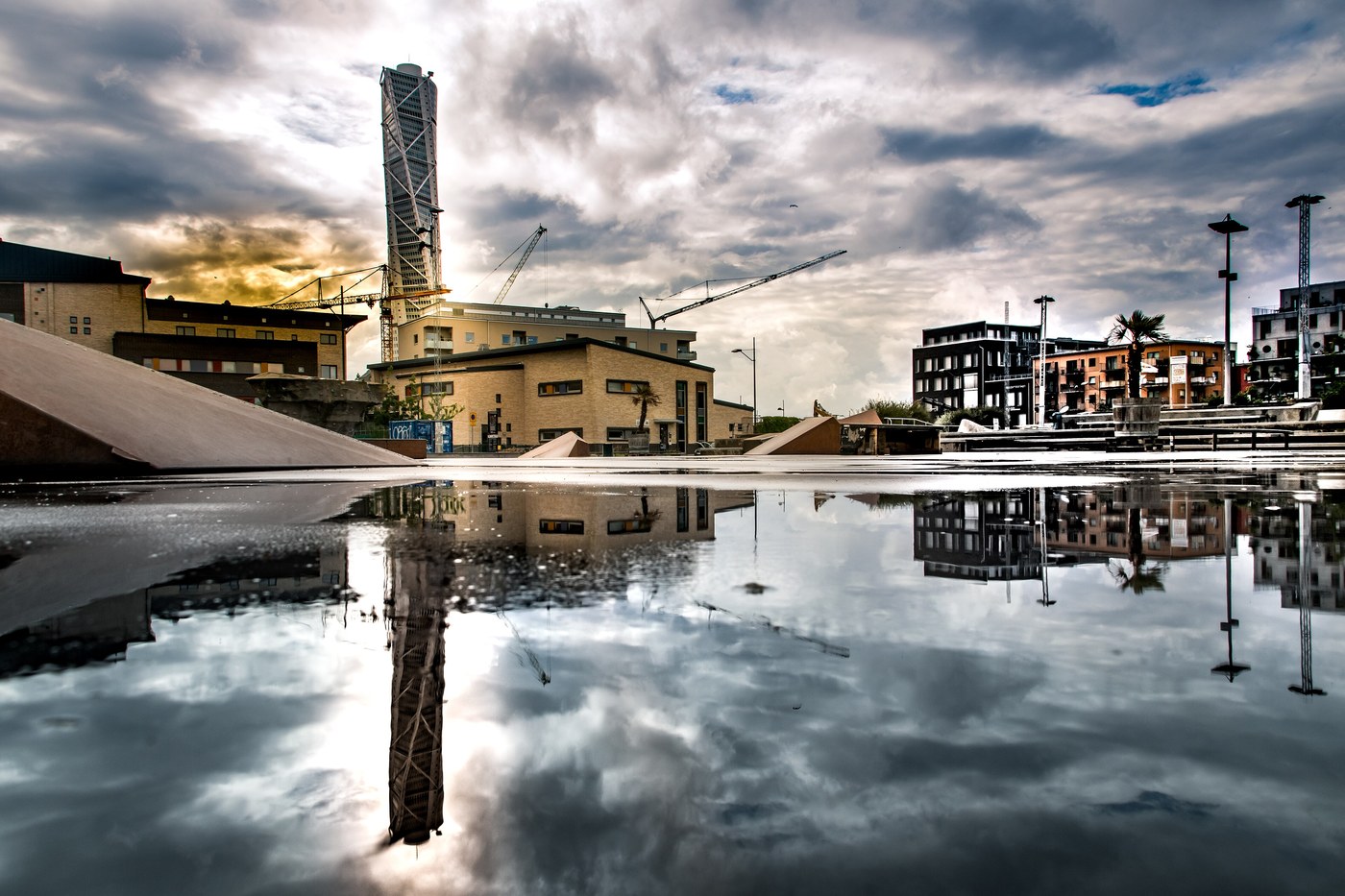 Le béton de Stapelbäddsparken après la pluie, le Turning Torso de Malmö en arrière-plan