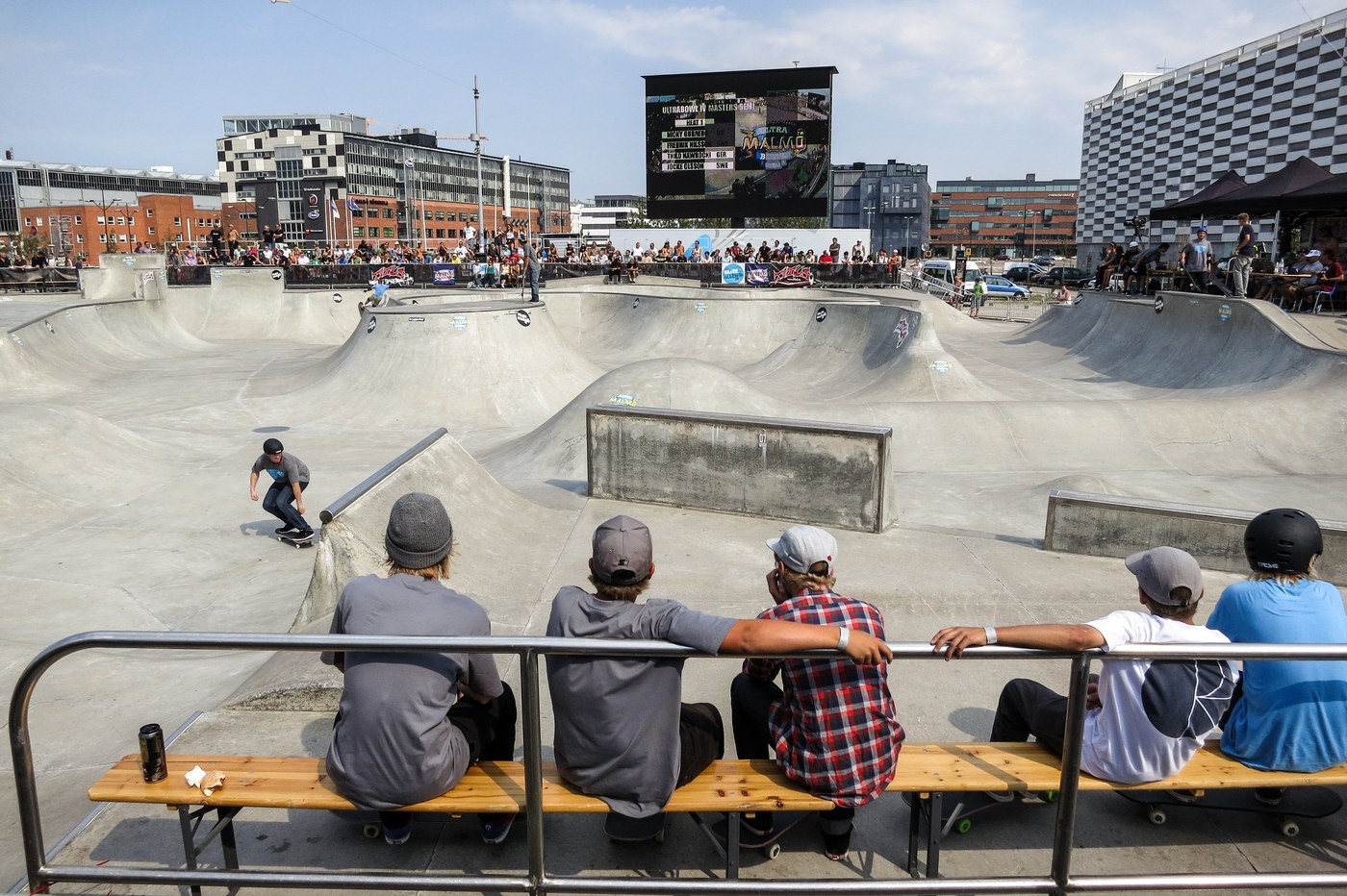 Ultra Bowl à Stapelbäddsparken : le contest que la ville de Malmö finance pour ses skateurs, public assis au bord du bowl