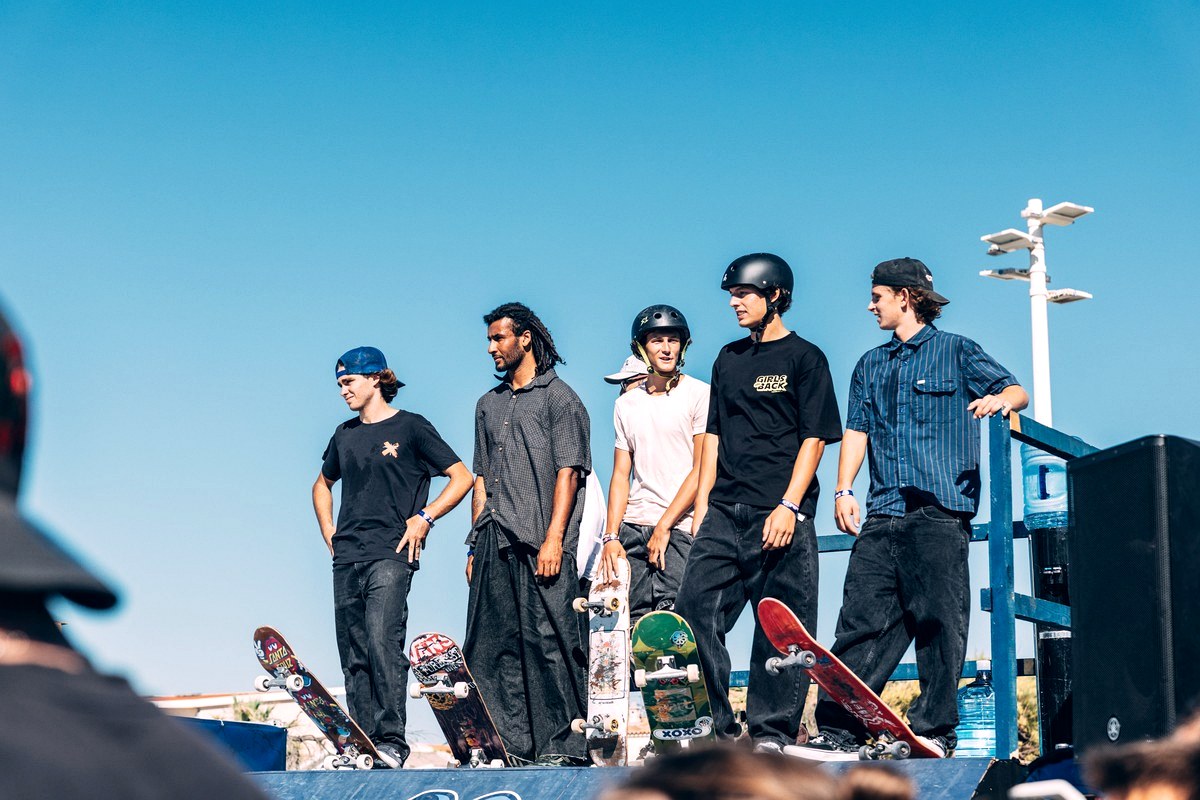 Nathan Matheron, Jordan Thackeray, Tom Martin et Eliot Monnet sur le deck du bowl du Prado avant leur run au Red Bull Bowl Rippers 2026