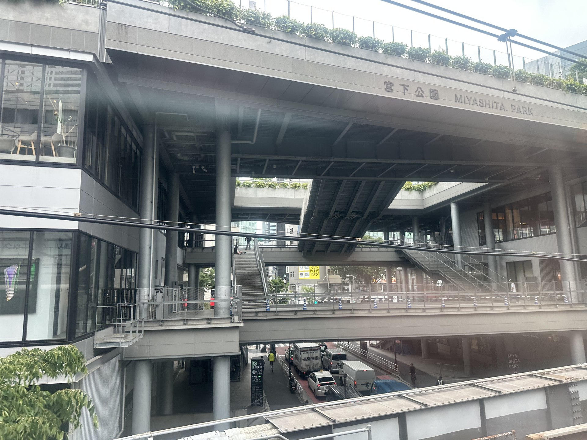 Escalier d'accès au toit de Miyashita Park, sous l'enseigne du parc, point d'entrée payant vers le skatepark