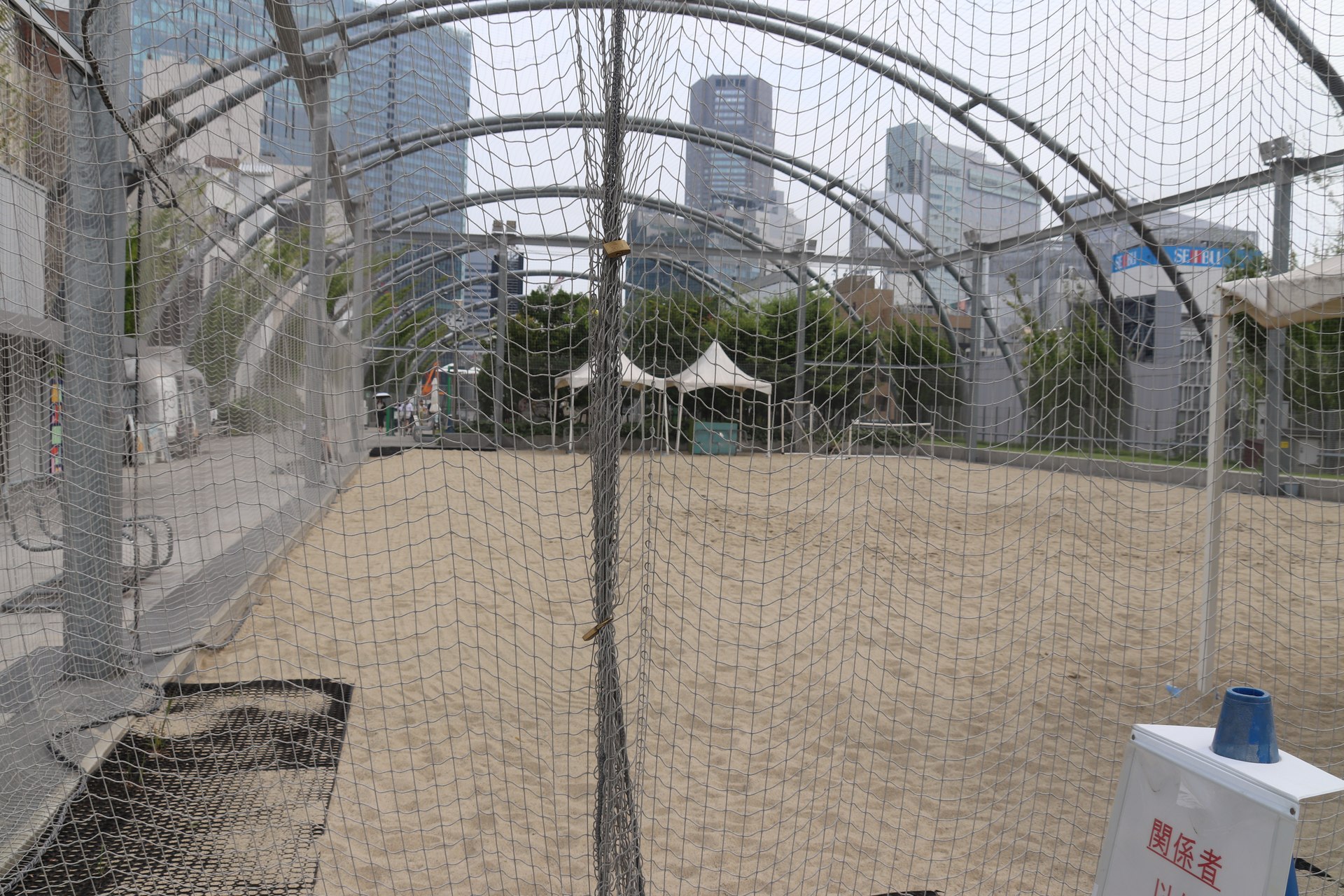 Terrain multisport sous filet sur le toit de Miyashita Park, à côté de la zone skate, gratte-ciel de Shibuya en arrière-plan