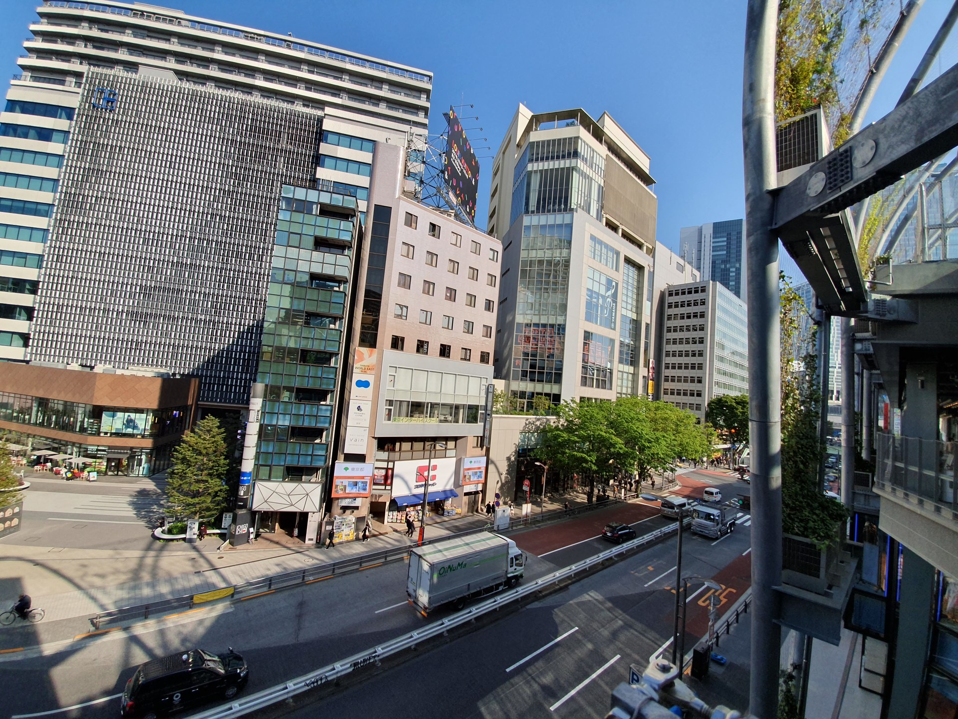 Vue sur Shibuya depuis le toit de Miyashita Park, structure d'acier du parc visible à droite