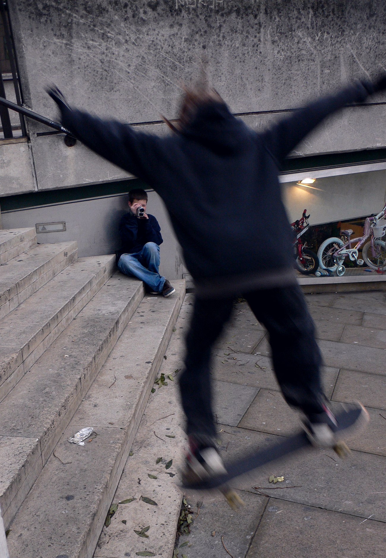 Skateur filmé par un pote dans la rue, héritage direct des lines de Marc Johnson