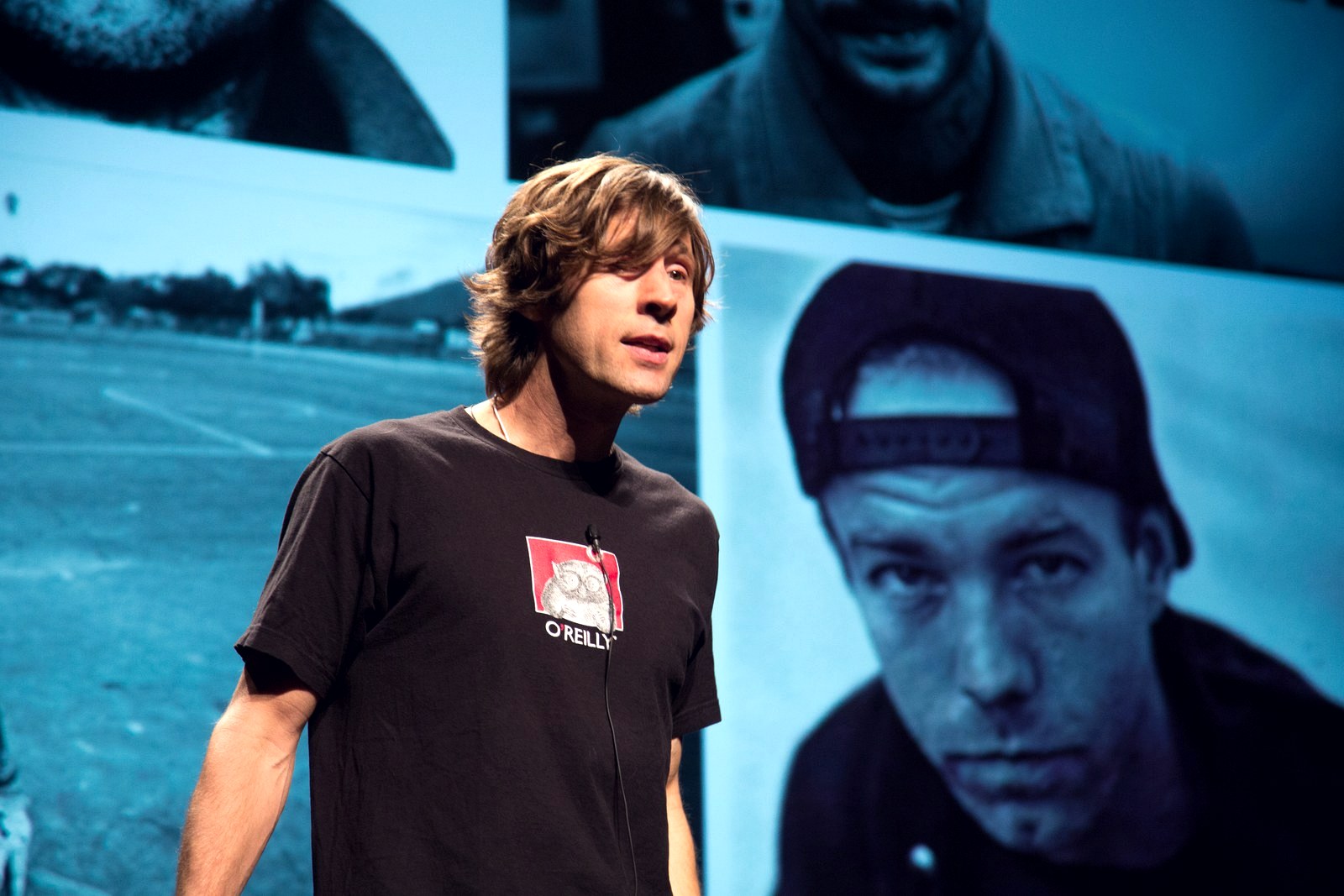 Rodney Mullen, le mentor qui a soutenu Marc Johnson au lancement d'enjoi en 2000, devant des portraits de skateurs
