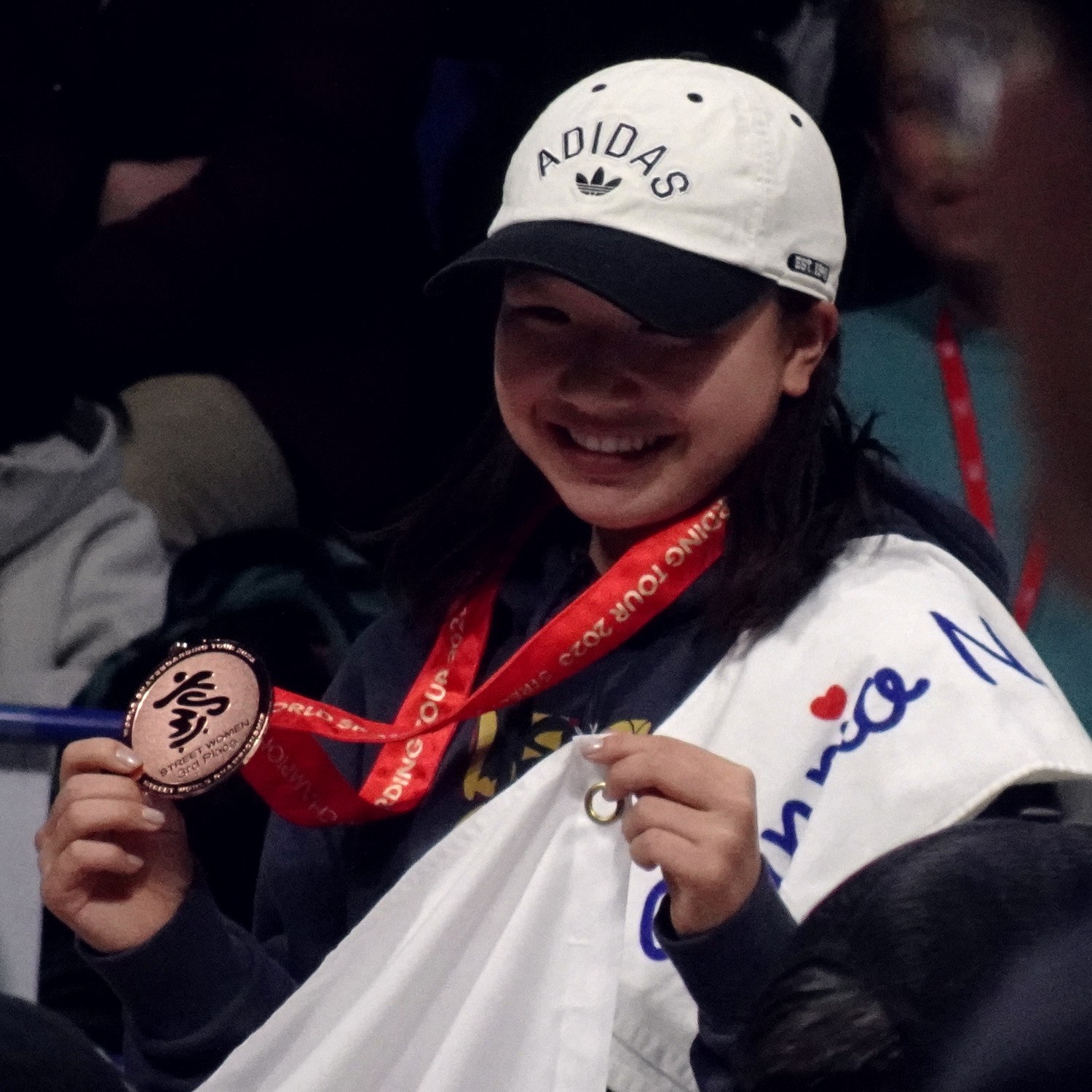 Momiji Nishiya souriante avec sa médaille au Championnat du monde de street 2023 à Tokyo