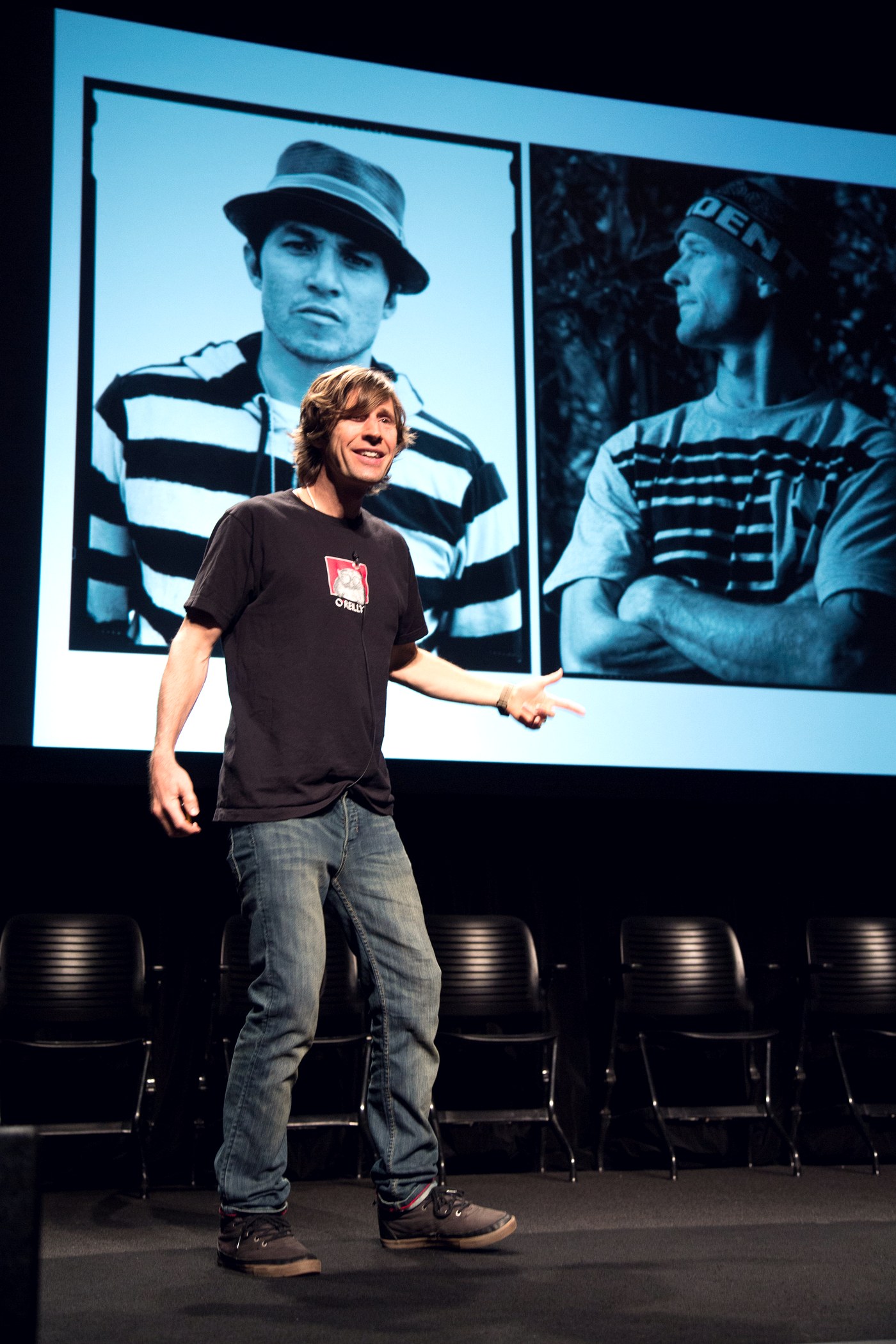 Rodney Mullen sur scène devant deux portraits géants projetés derrière lui