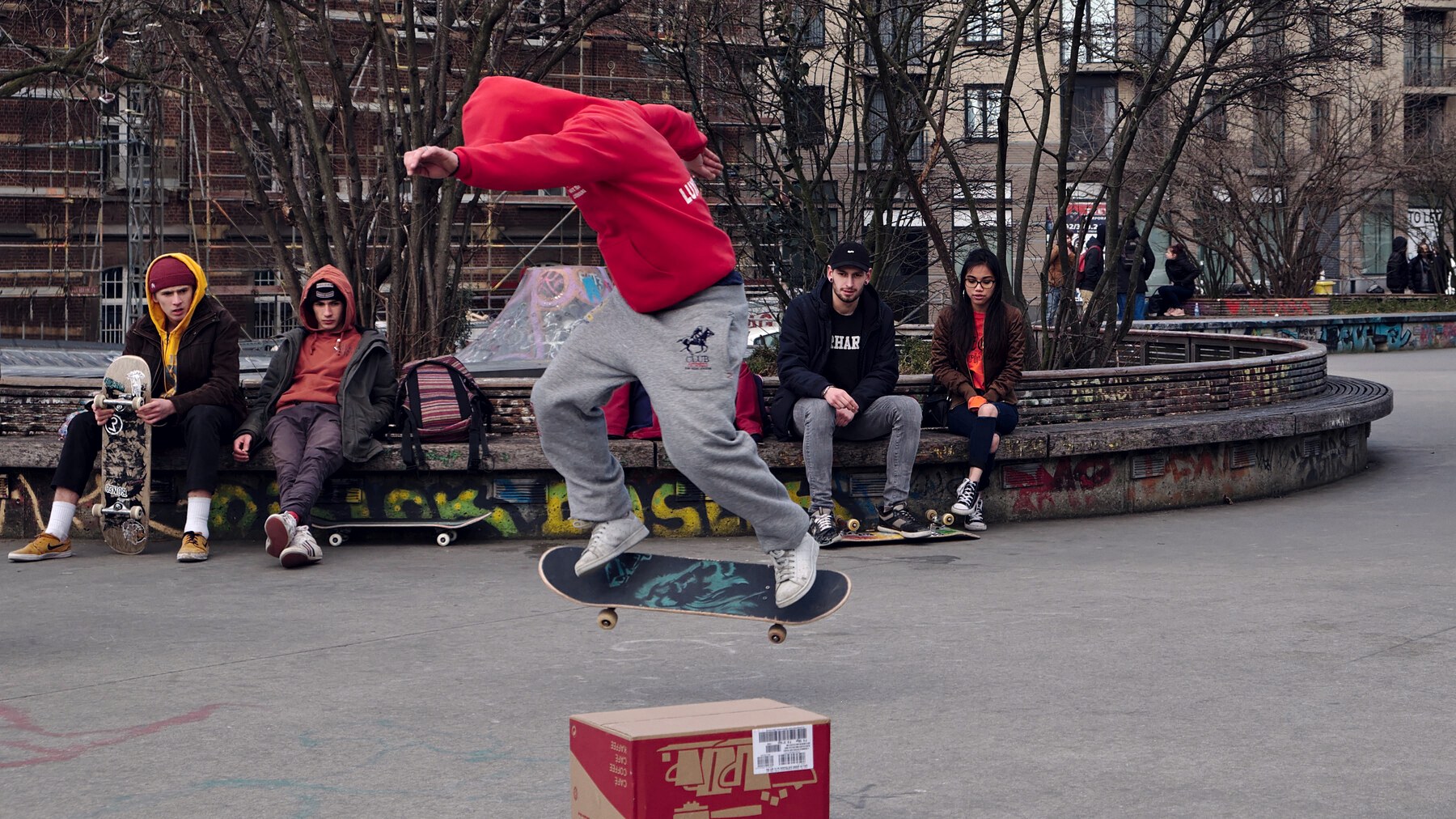 Skateur qui franchit un carton posé au sol au skatepark des Ursulines à Bruxelles