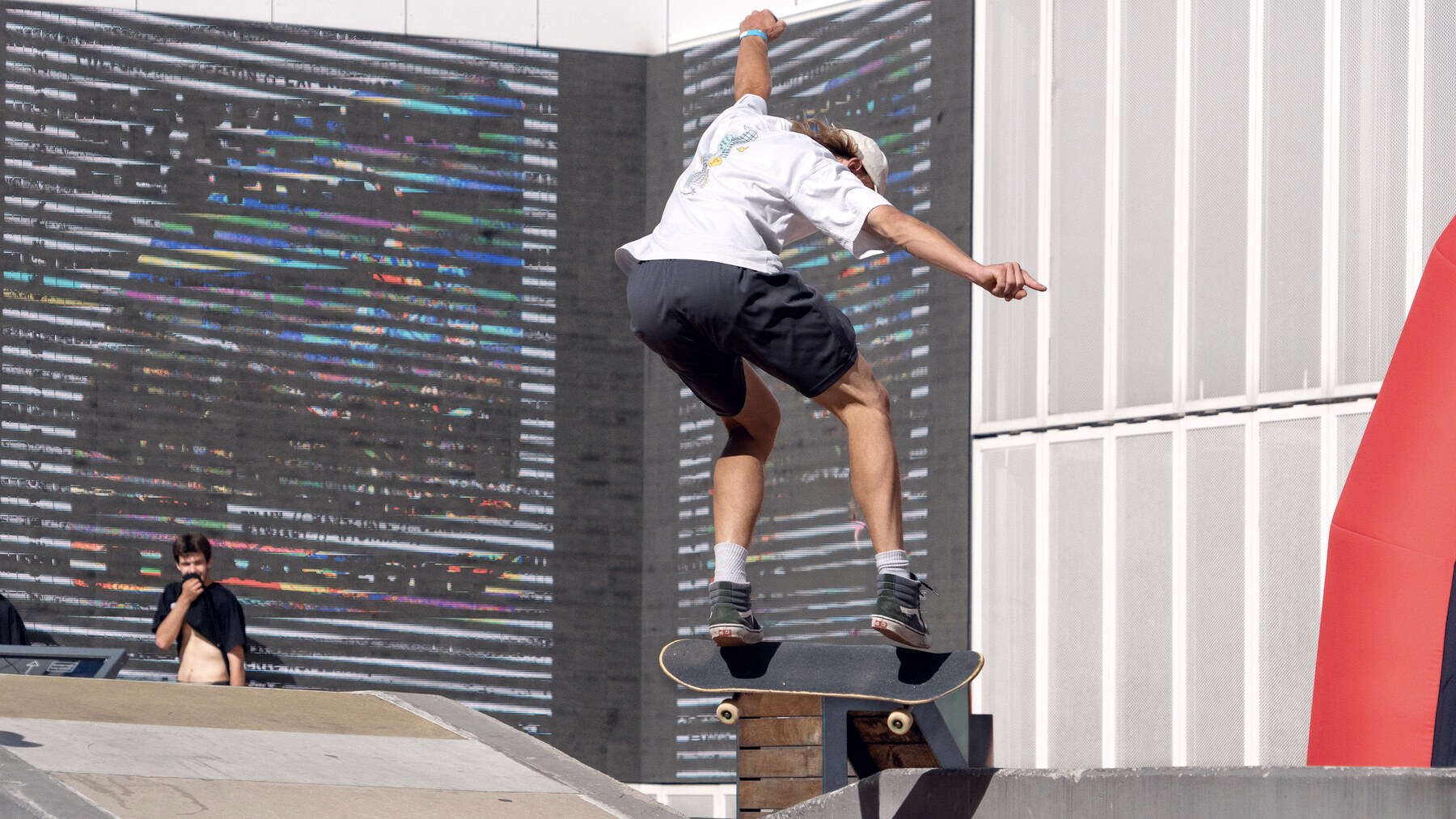 Skateur en l'air au-dessus de sa planche : le mur mental que tout le monde franchit pareil avant de rentrer un no comply