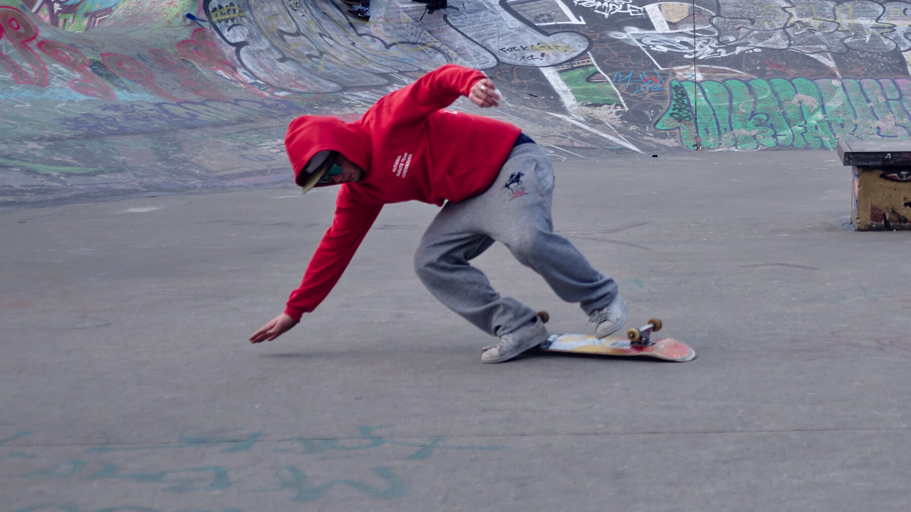 Skateur qui pose la main au sol après avoir perdu sa planche, skatepark des Ursulines