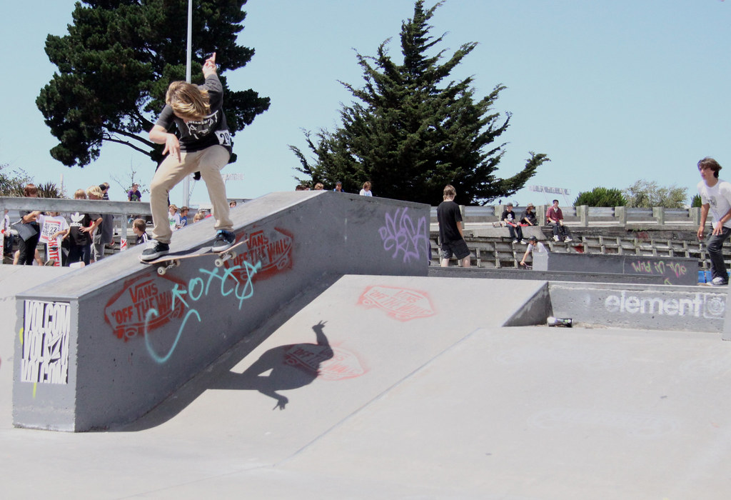 Nollie noseslide sur un curb de skatepark : le nollie qui devient utile sur un spot