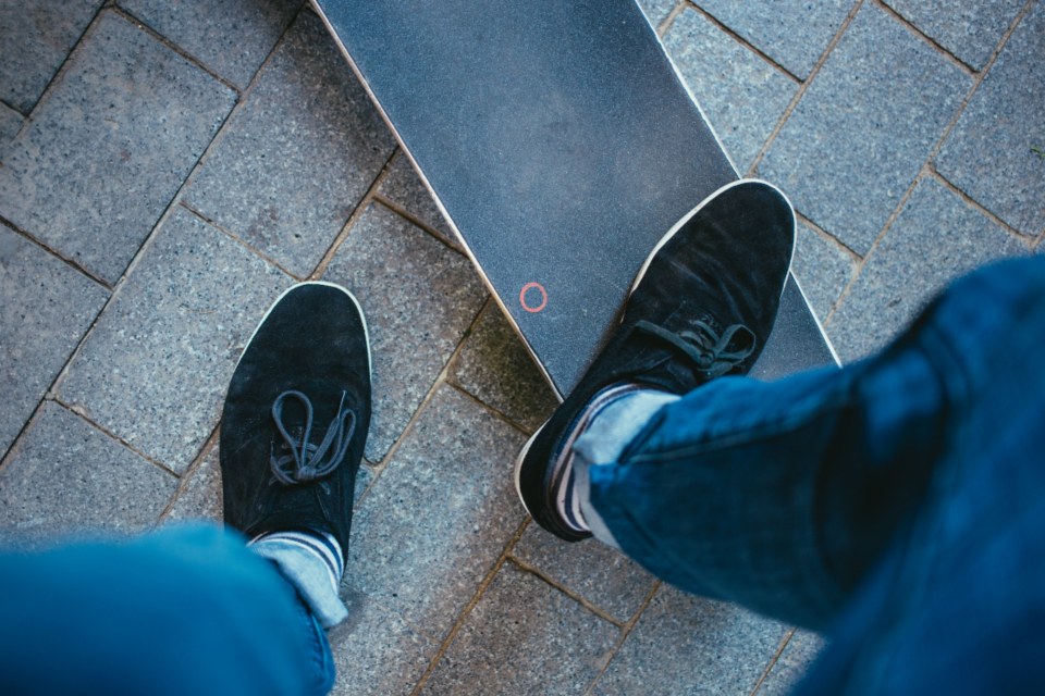 Vue du dessus des chaussures et du deck : le premier réglage du nollie, c'est le placement des pieds