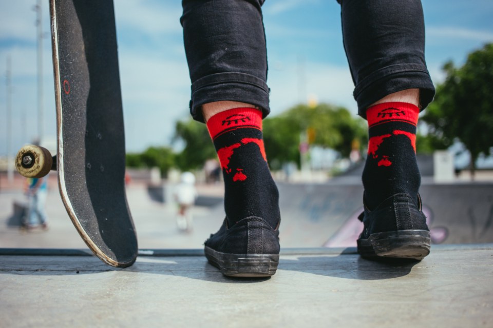 Chaussures de skate et planche au bord d'un park : le nollie déteste le surplace, il demande de rouler