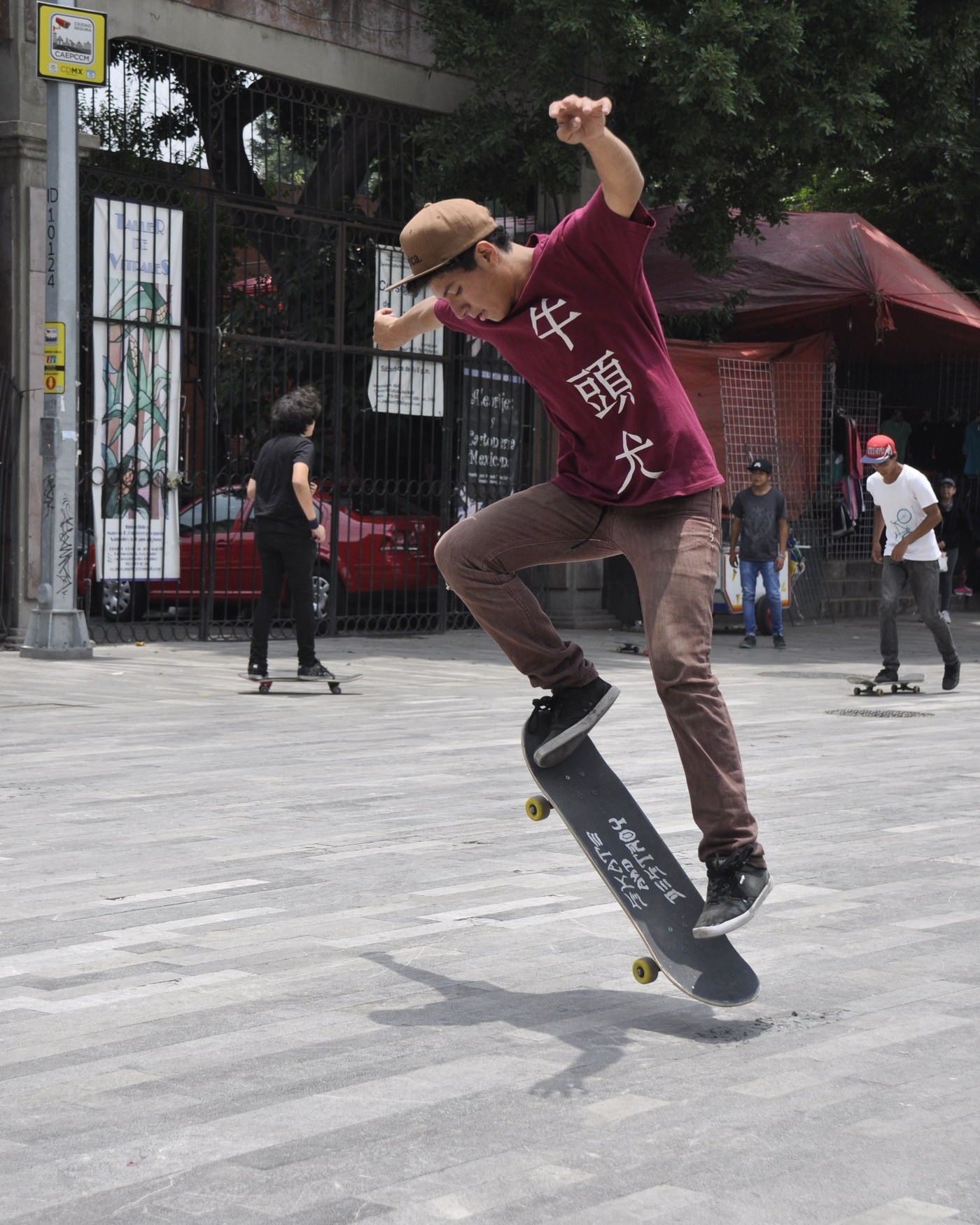 Skateur qui claque son tail en pleine rue : le ollie, le geste que le nollie retourne