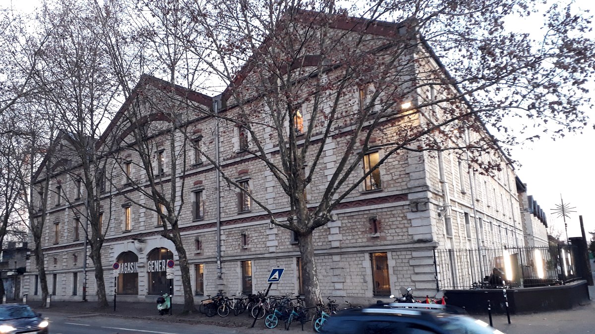 Le Magasin Général de Darwin à Bordeaux, halle de l'ancienne caserne Niel