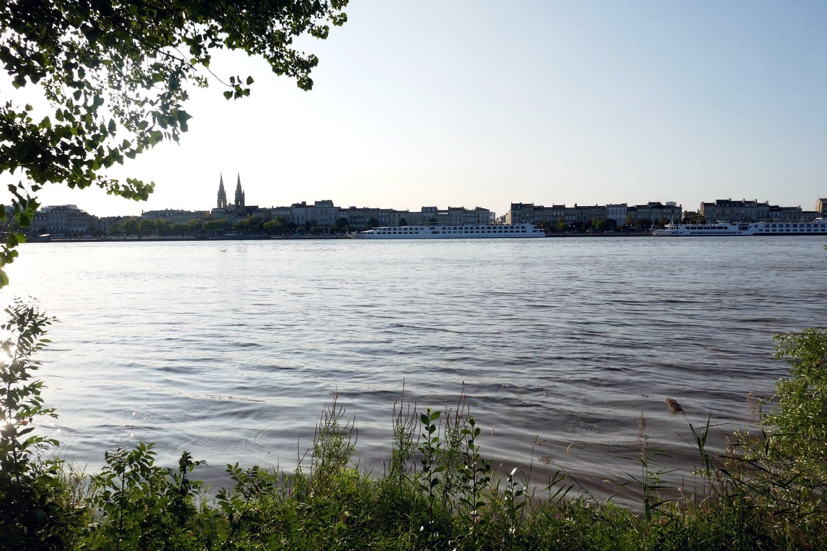 Les quais de la rive droite à Bordeaux, parc aux Angéliques, à deux pas du skatepark Darwin