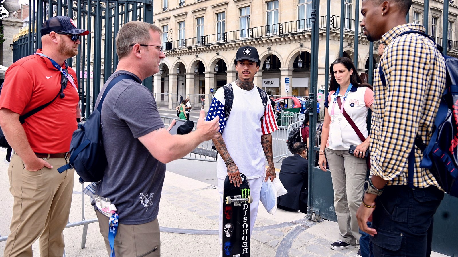 Nyjah Huston, vainqueur du dernier SLS de Londres en 2019, planche à la main dans Paris