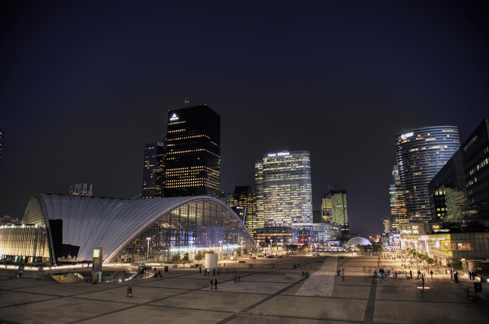 Le parvis de La Défense de nuit, dalle de béton et tours du quartier d'affaires